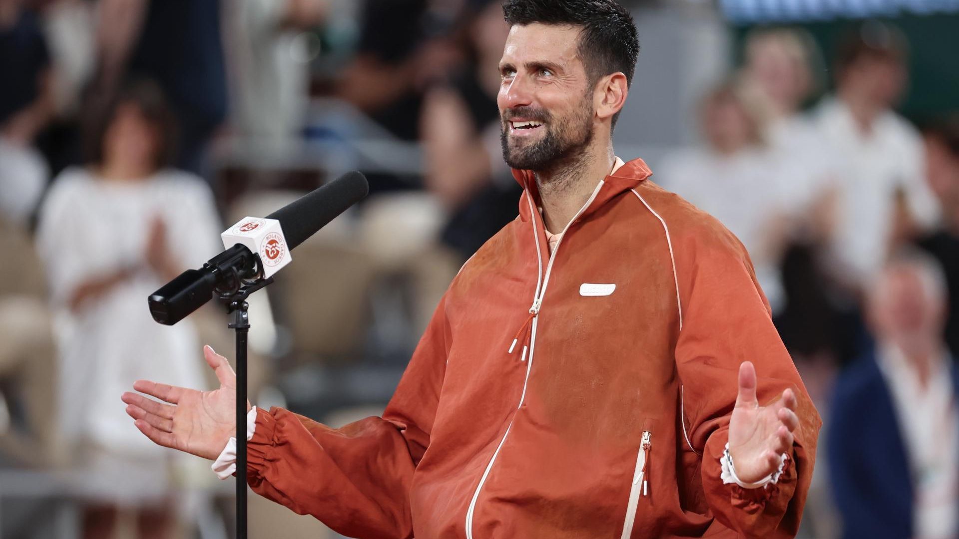 El tenista serbio, Novak Djokovic, en la pista de Roland Garros luciendo la chaqueta deportiva diseñada por la directora creativa de Lacost, Pelagia Kolotouros El tenista serbio, Novak Djokovic, en la pista de Roland Garros luciendo la chaqueta deportiva diseñada por la directora creativa de Lacost, Pelagia Kolotouros
