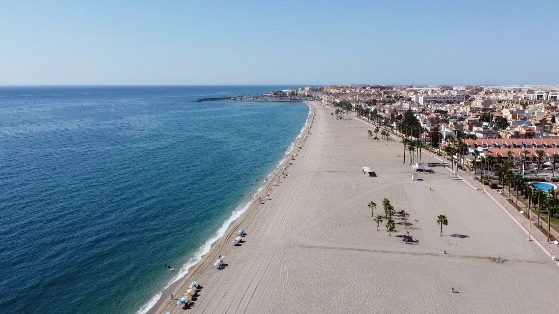 Investigan el hallazgo del cadáver de una mujer sin signos de violencia en una playa de Roquetas Investigan el hallazgo del cadáver de una mujer sin signos de violencia en una playa de Roquetas