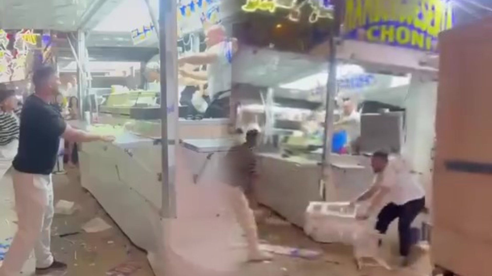La brutal pelea a sillazos en una hamburguesería de la Feria de Córdoba: “¡Te voy a matar!”
