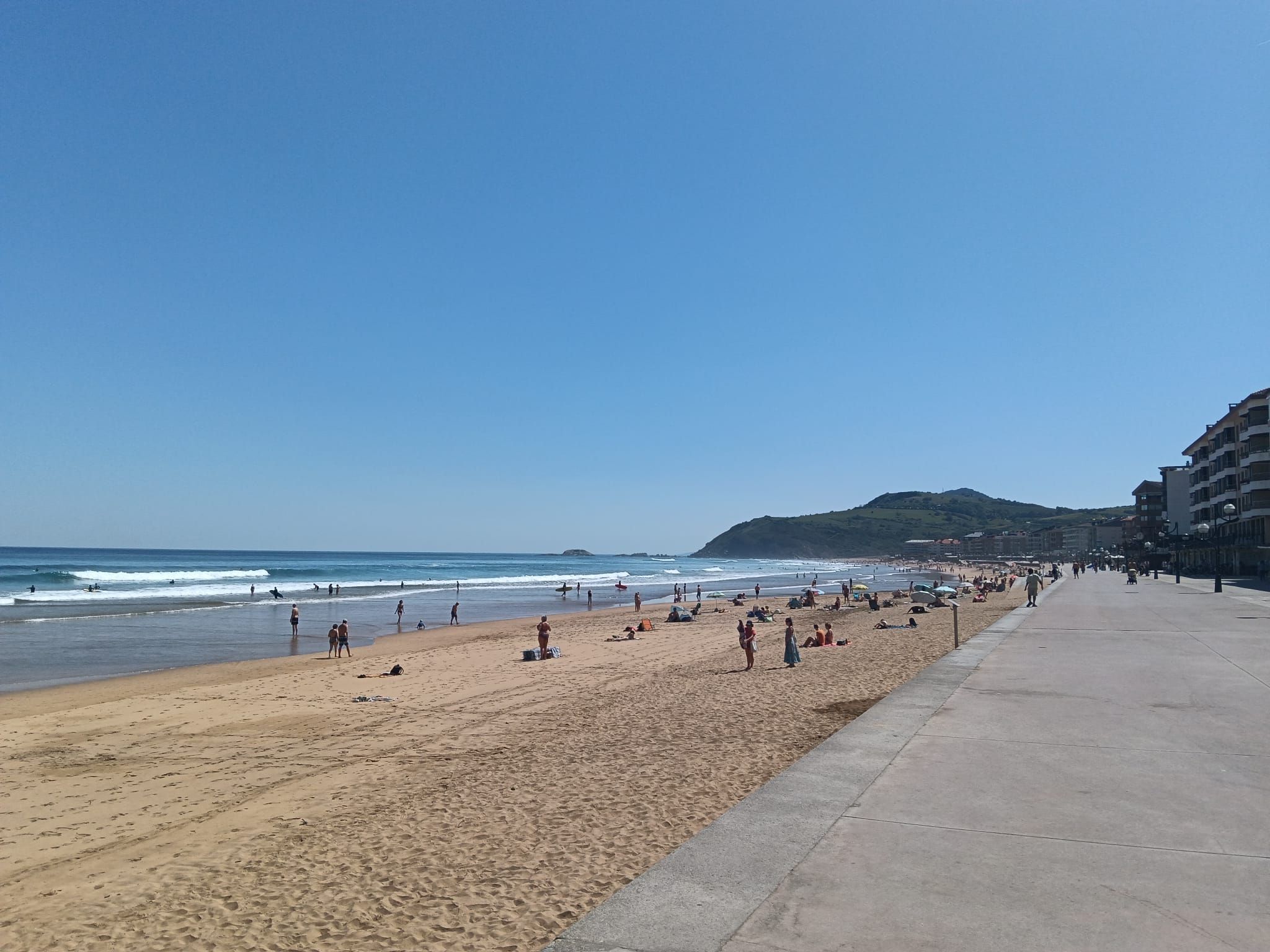 La playa de Zarautz ha estado llena hasta la bandera durante todo el fin de semana