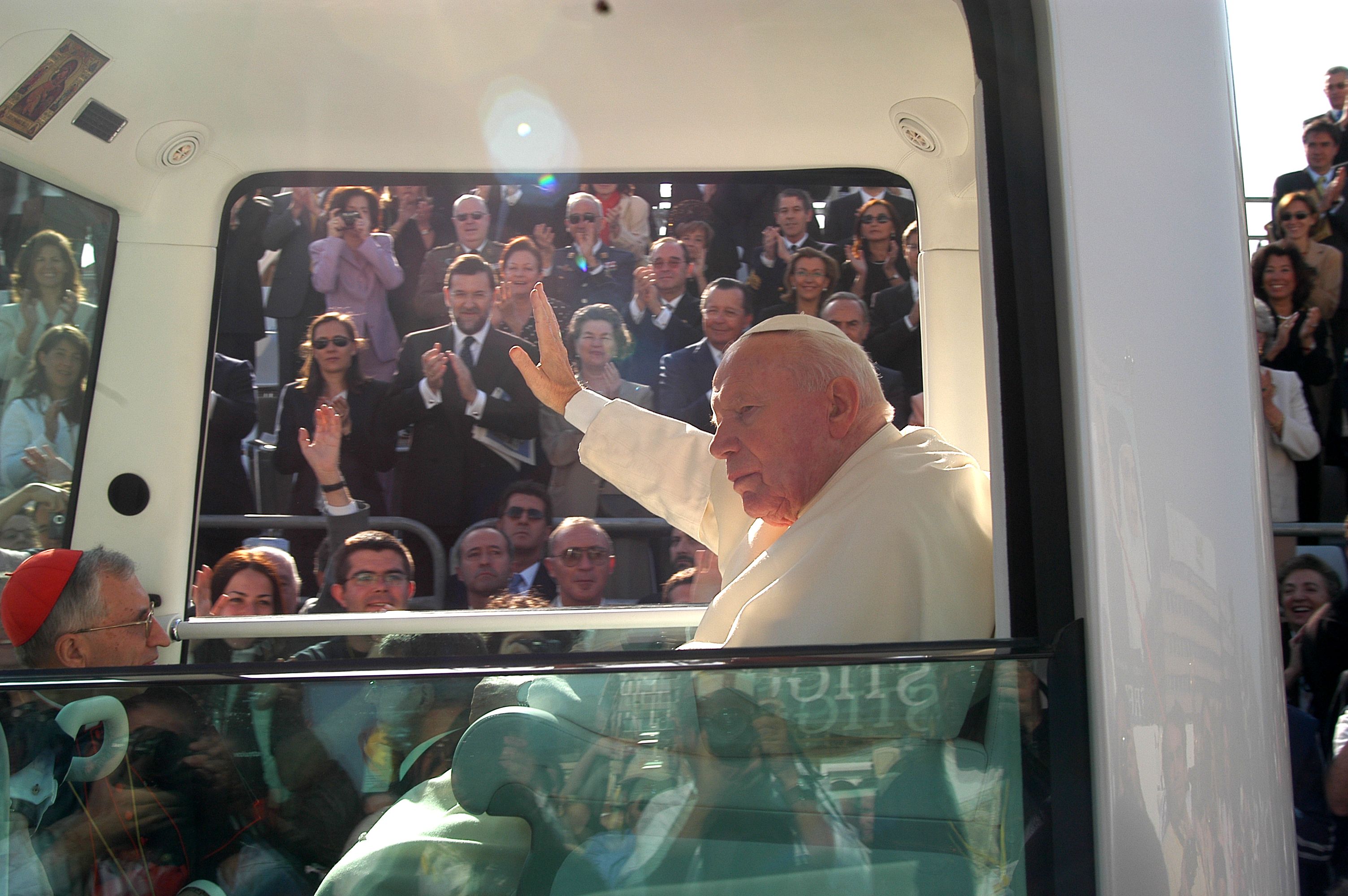 Juan Pablo II a su llegada a Madrid en 2003