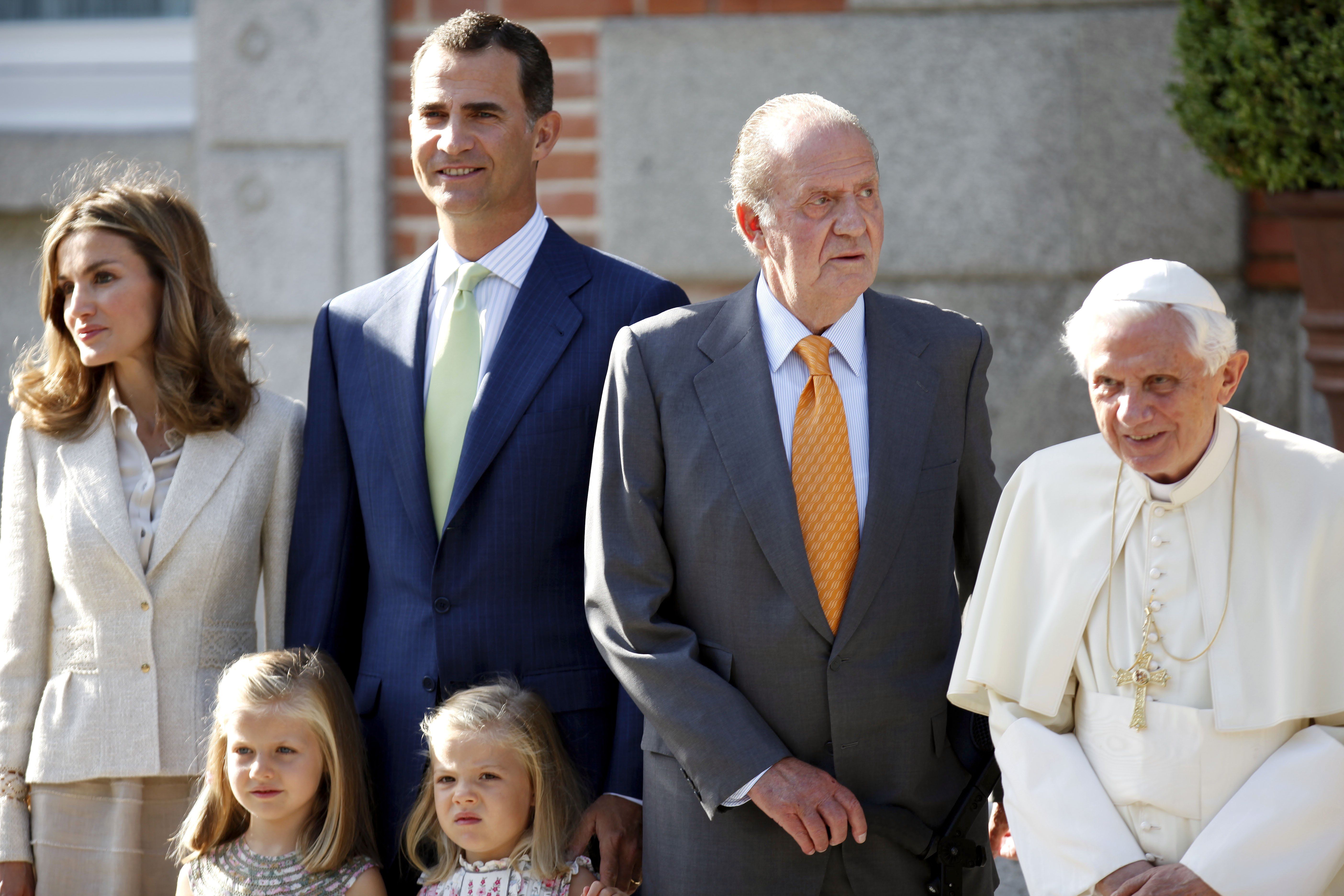Parte de la familia real junto a Benedicto XVI en 2010