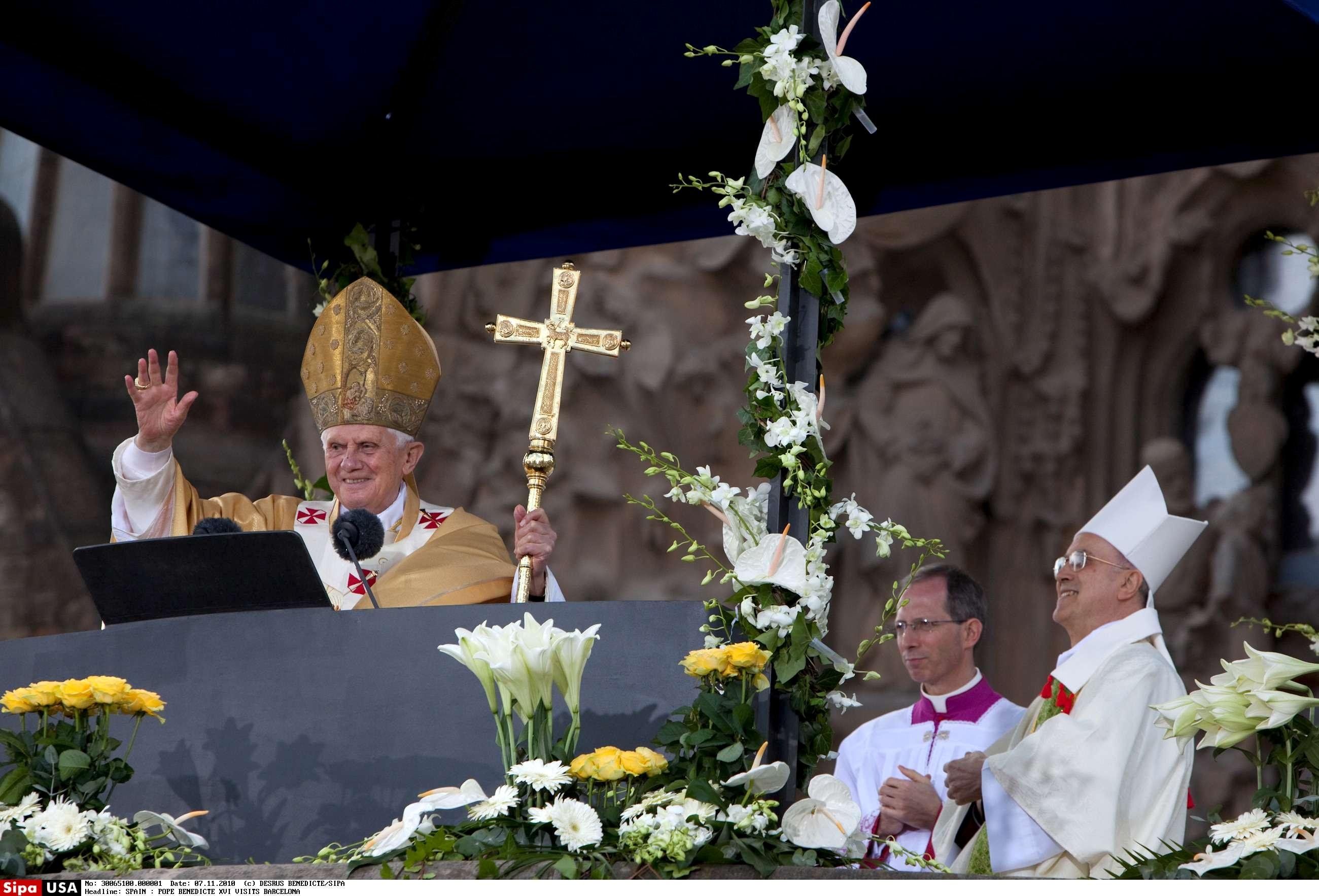 Benedicto XVI en la Sagrada Familia durante la visita del pontífice a España en 2010
