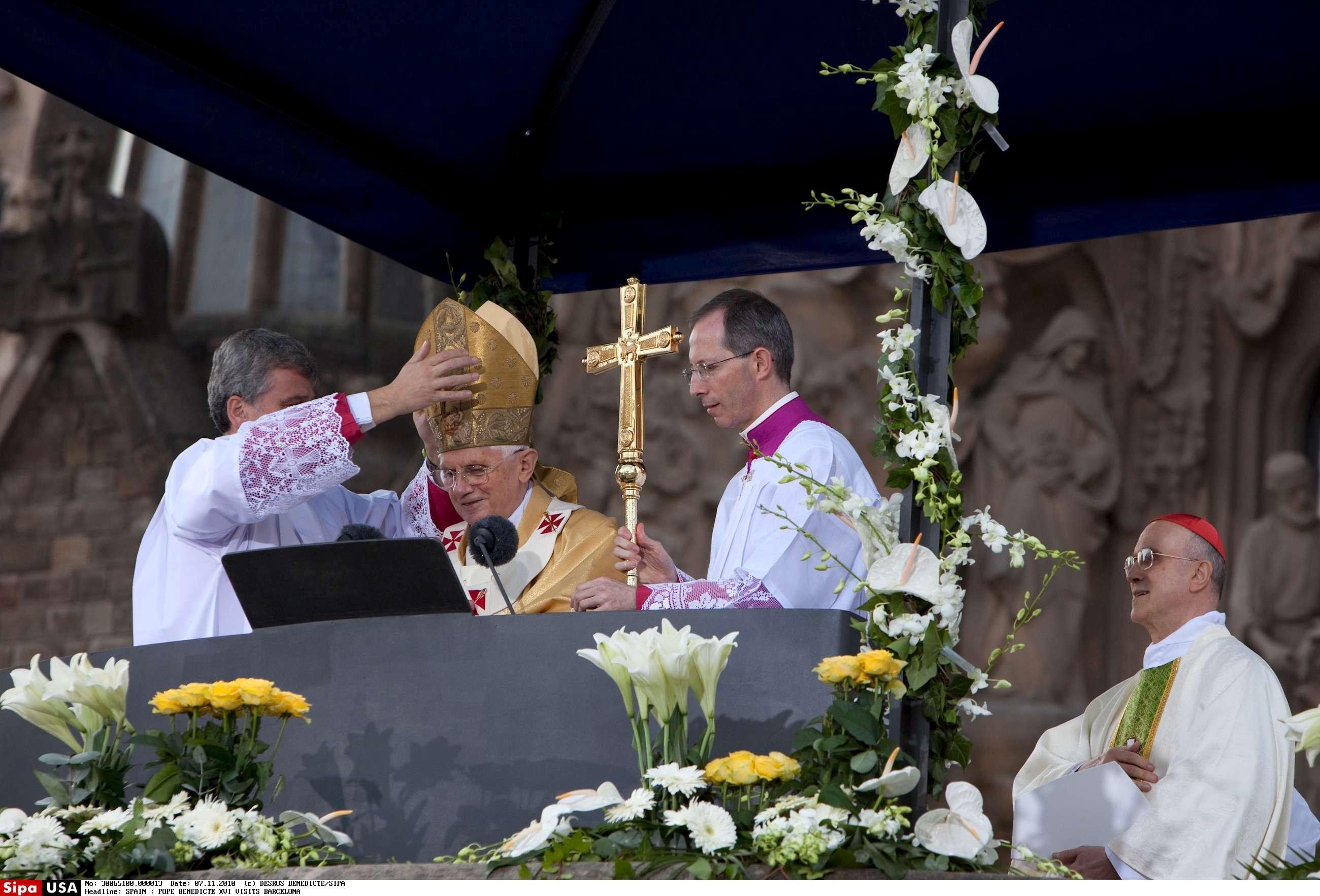 Benedicto XVI oficiando una misa en Barcelona en 2010
