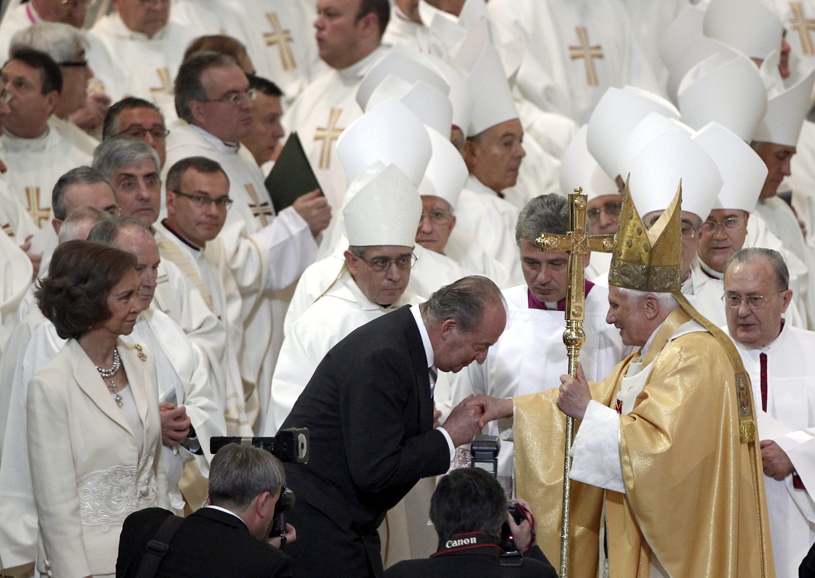 Los reyes eméritos saludando a Benedicto XVI durante la visita del pontífice a España en 2010