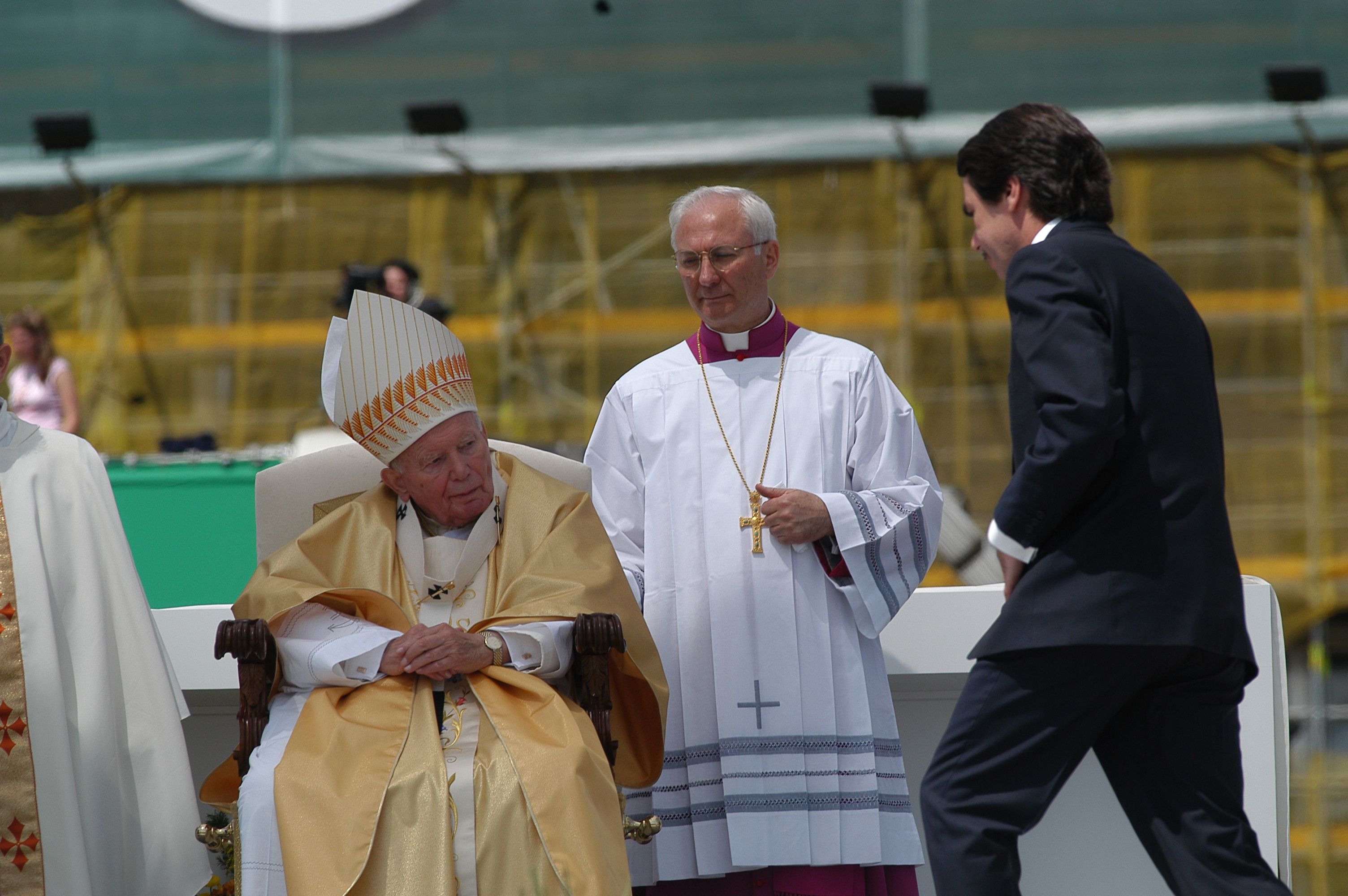 José María Aznar saludando al papa Juan Pablo II en Madrid en 2003