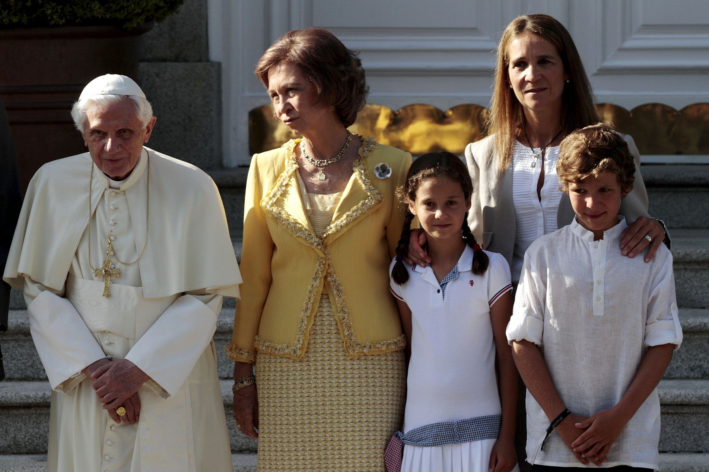 Benedicto XVI con parte de la familia real en 2010