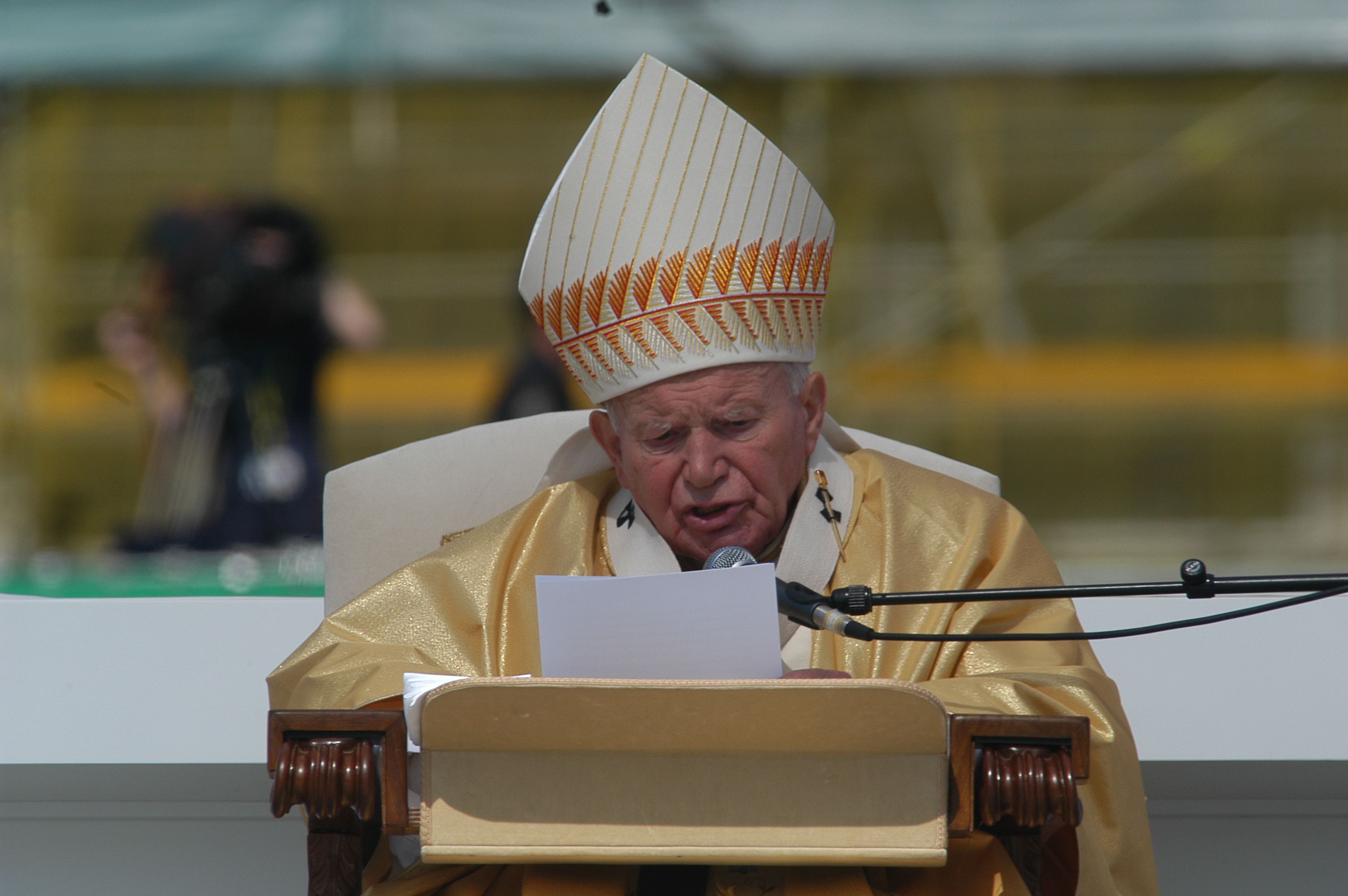 Juan Pablo II oficiando una misa durante su visita a Madrid en mayo de 2003