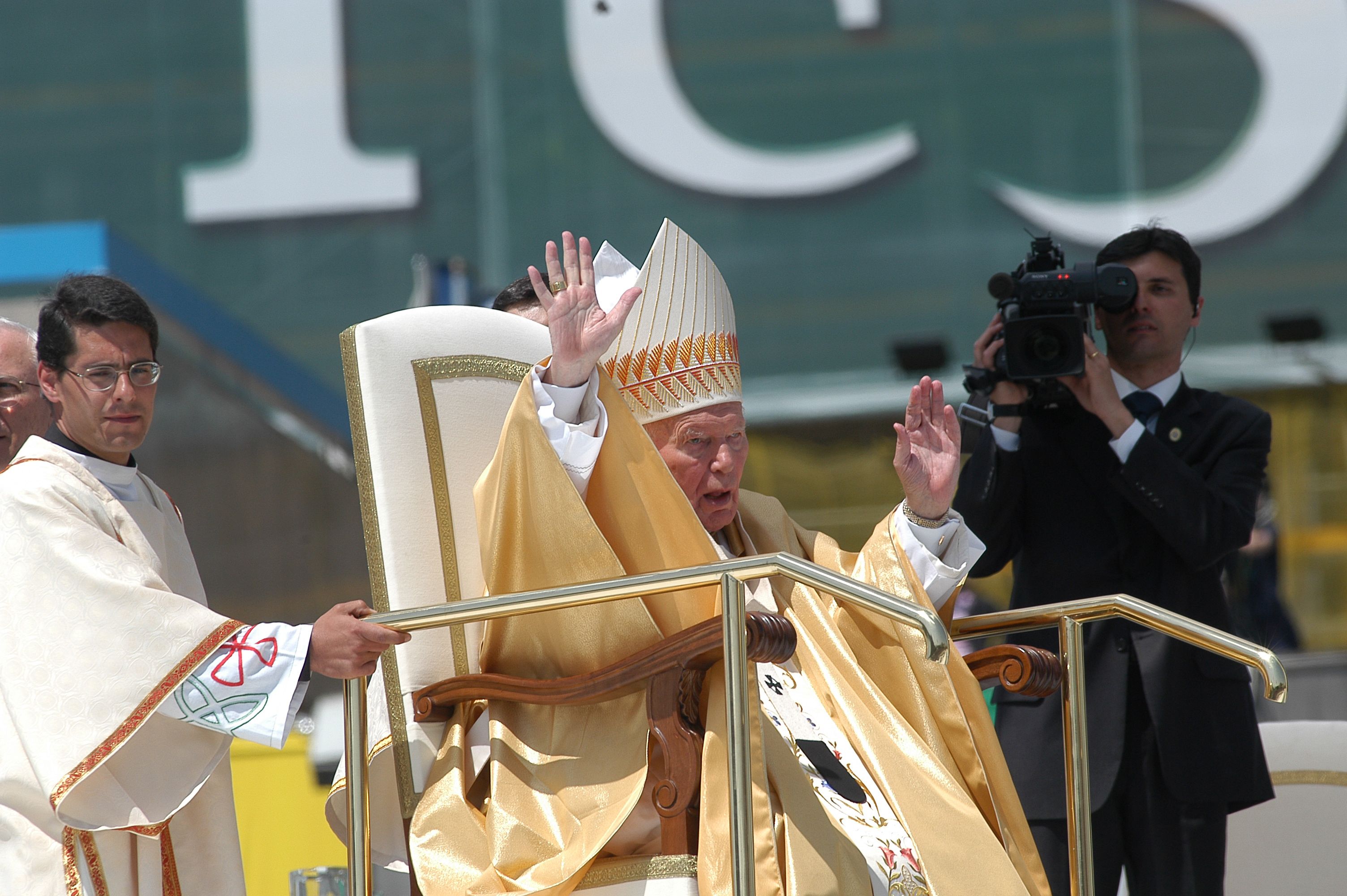 Juan Pablo II saludando a los fieles en Madrid en 2003