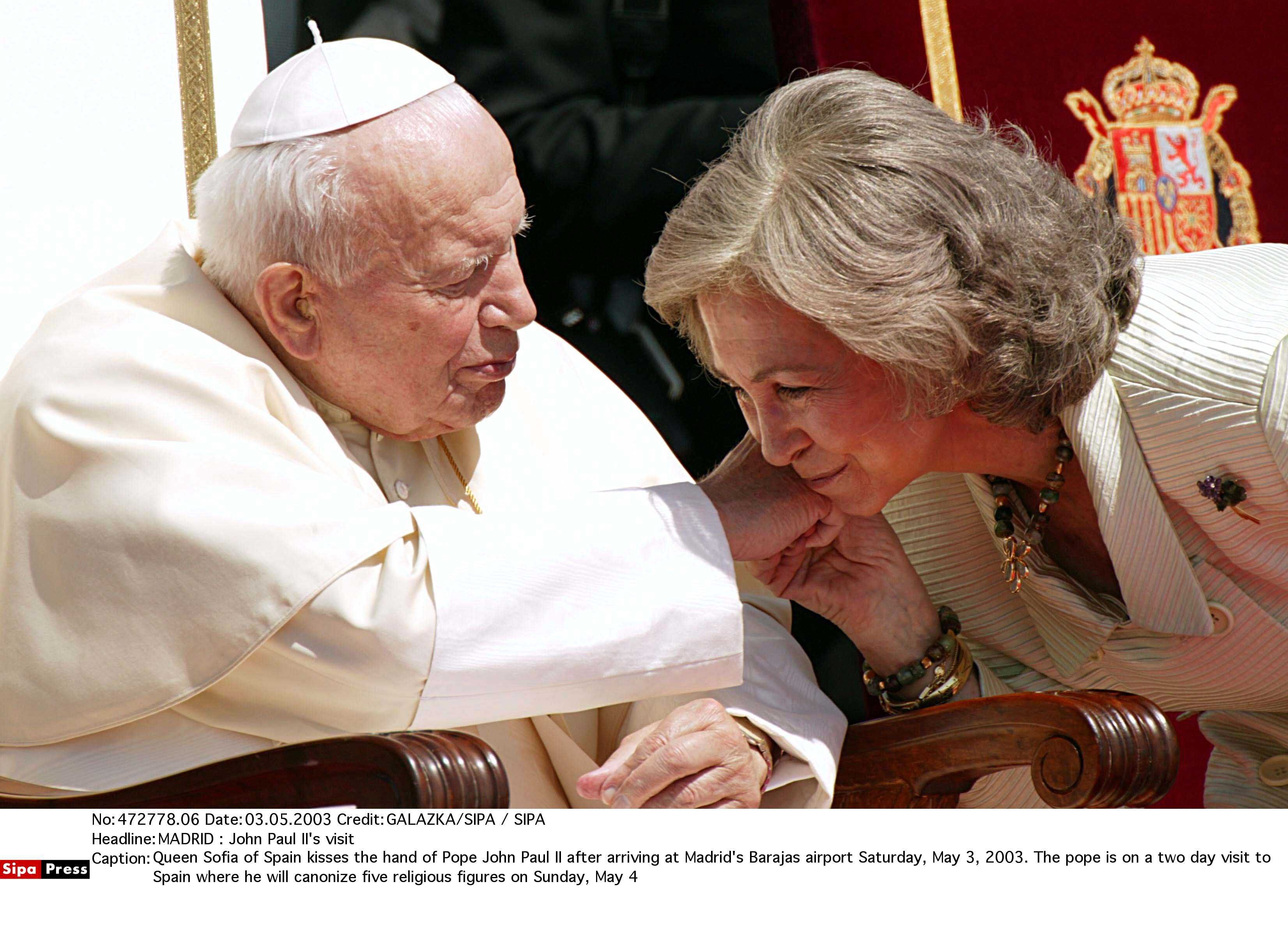 La reina emérita Sofía besando a Juan Pablo II en Madrid