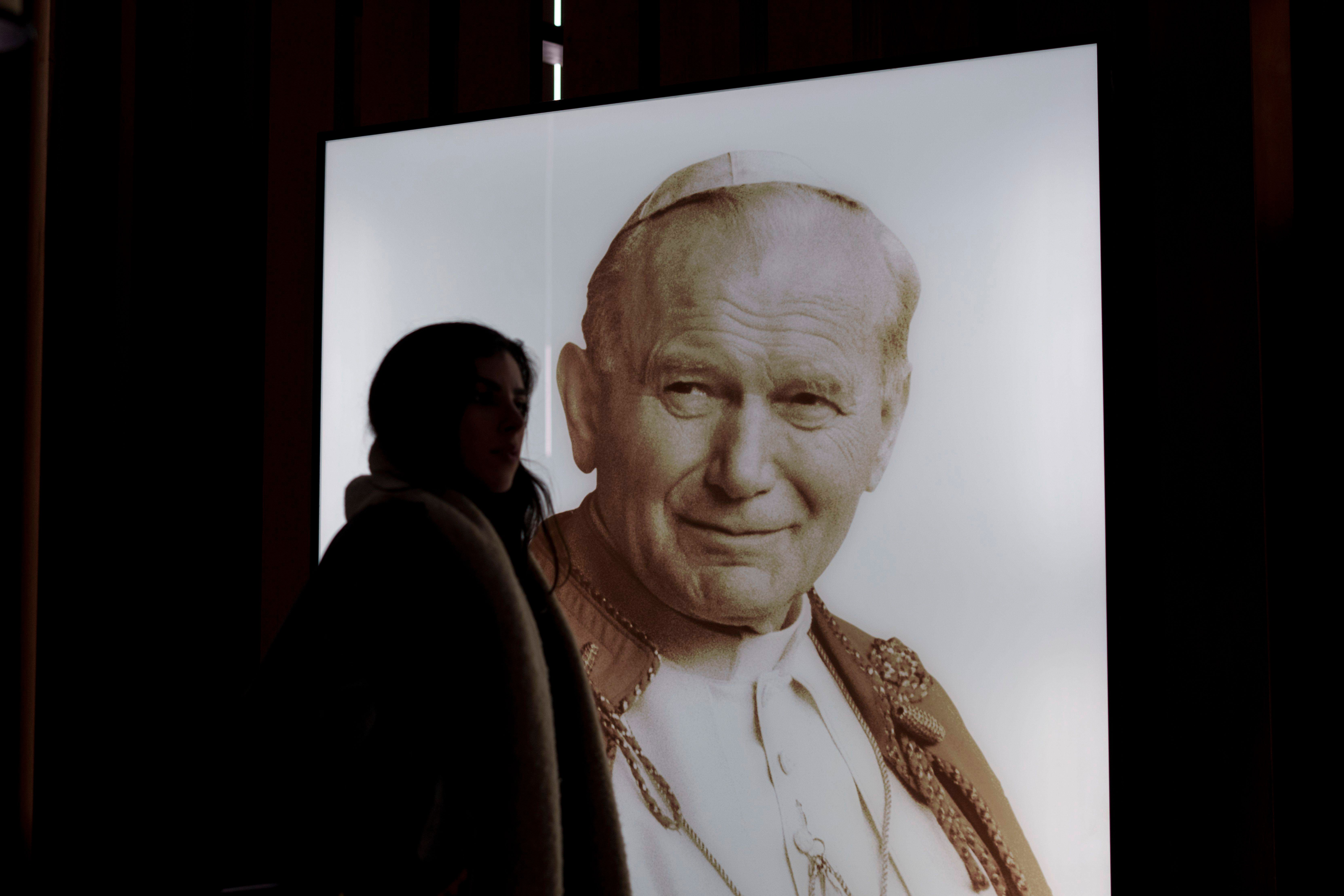 Un cartel del papa Juan Pablo II en la Almudena