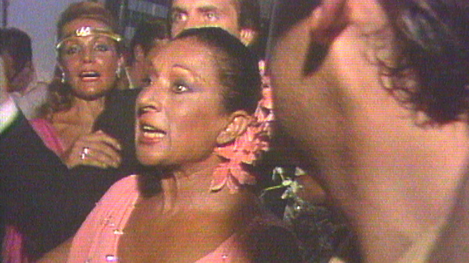 Lola Flores, con Carmen Sevilla al fondo, en la entrada a la iglesia