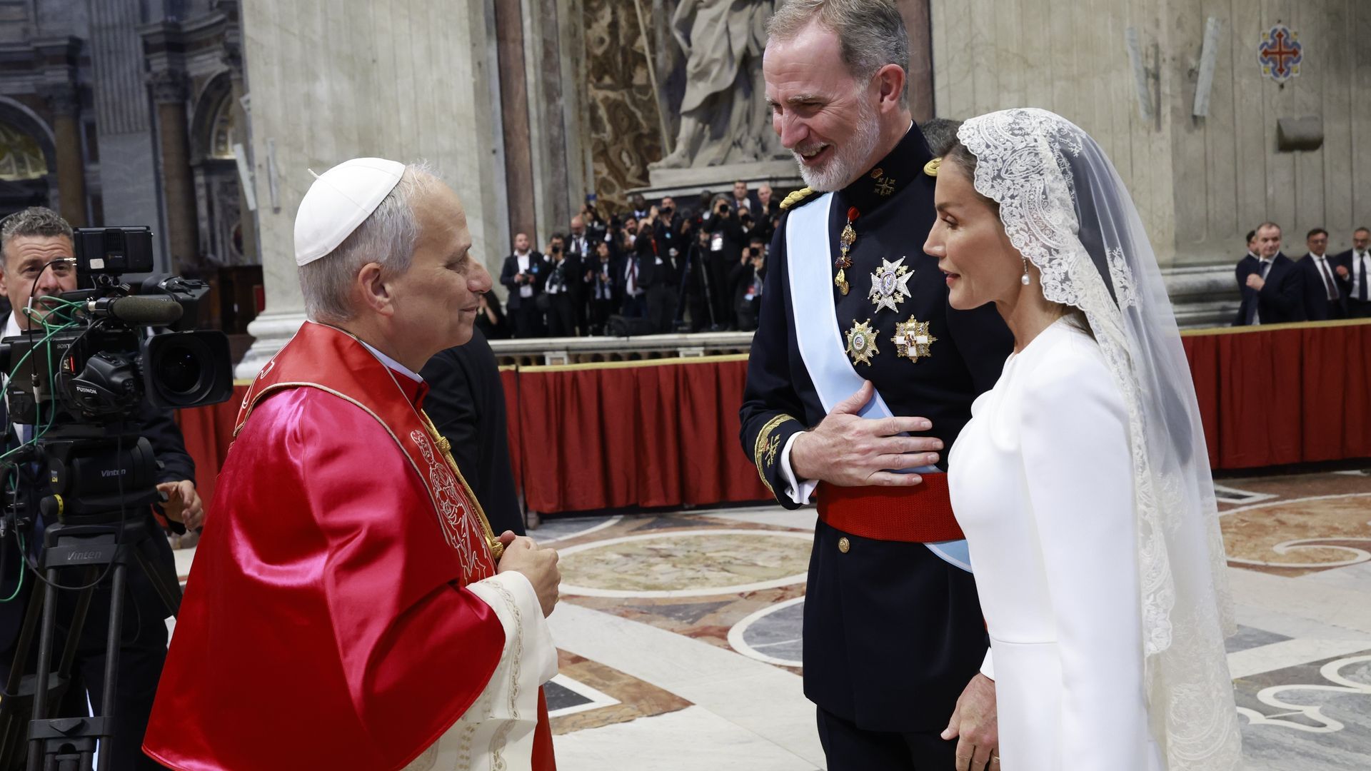 Los Reyes Felipe VI y Letizia saludan al Papa León XIV tras la misa de inicio de su pontificado, el 18 de mayo de 2025