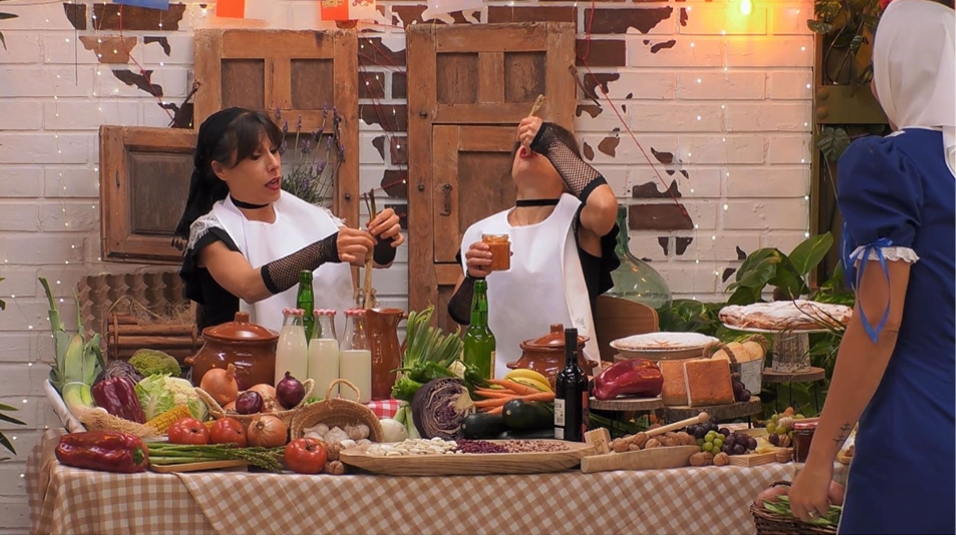 Los solteros sorprenden en 'First Dates' con sus trajes regionales y sus tradiciones en el especial 'folklore'