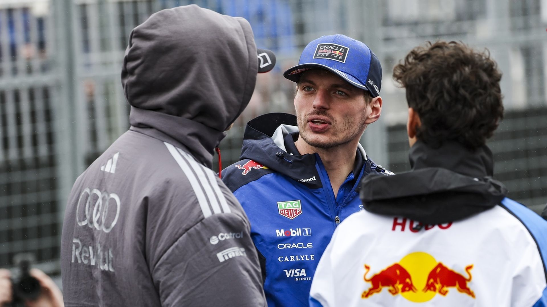 Max Verstappen hablando con un piloto de Audi antes del Gran Premio de Canadá