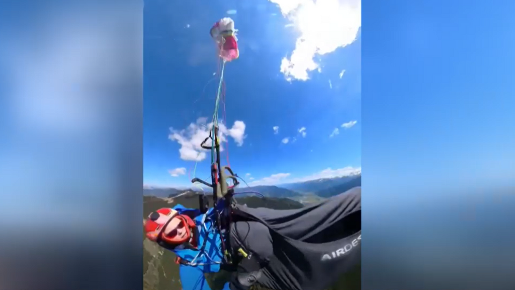 Miedo en el aire: así son las imágenes del impactante choque entre una avioneta y una parapentista en los Alpes