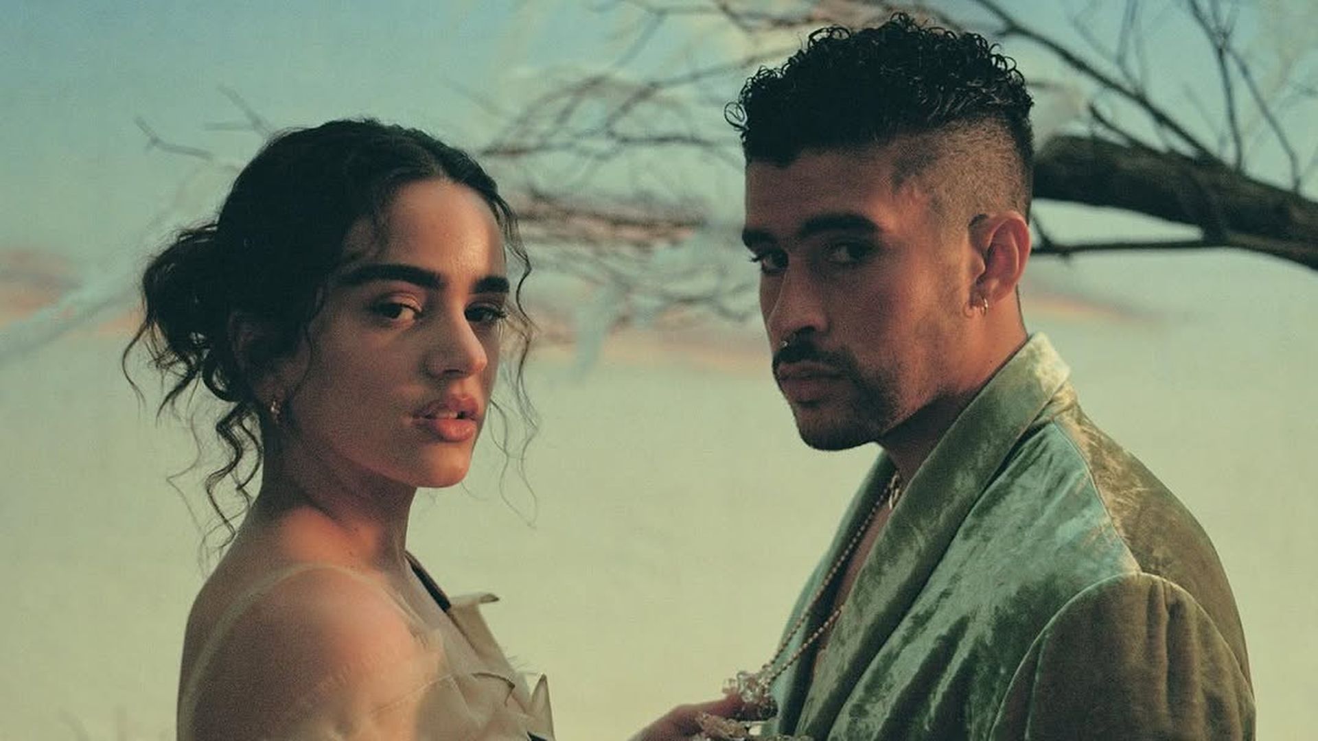 Rosalía y Bad Bunny, en el videoclip de su canción 'La noche de anoche'