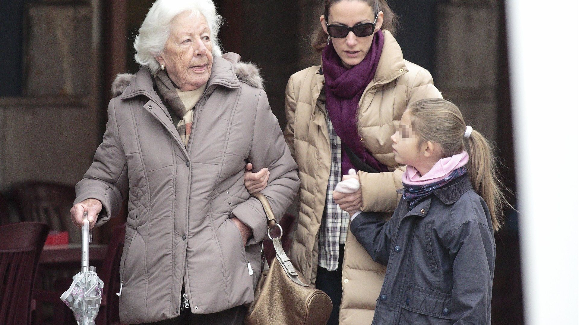 Telma Ortiz, en una imagen de archivo con su hija mayor, Amanda, y su abuela, Menchu Álvarez del Valle