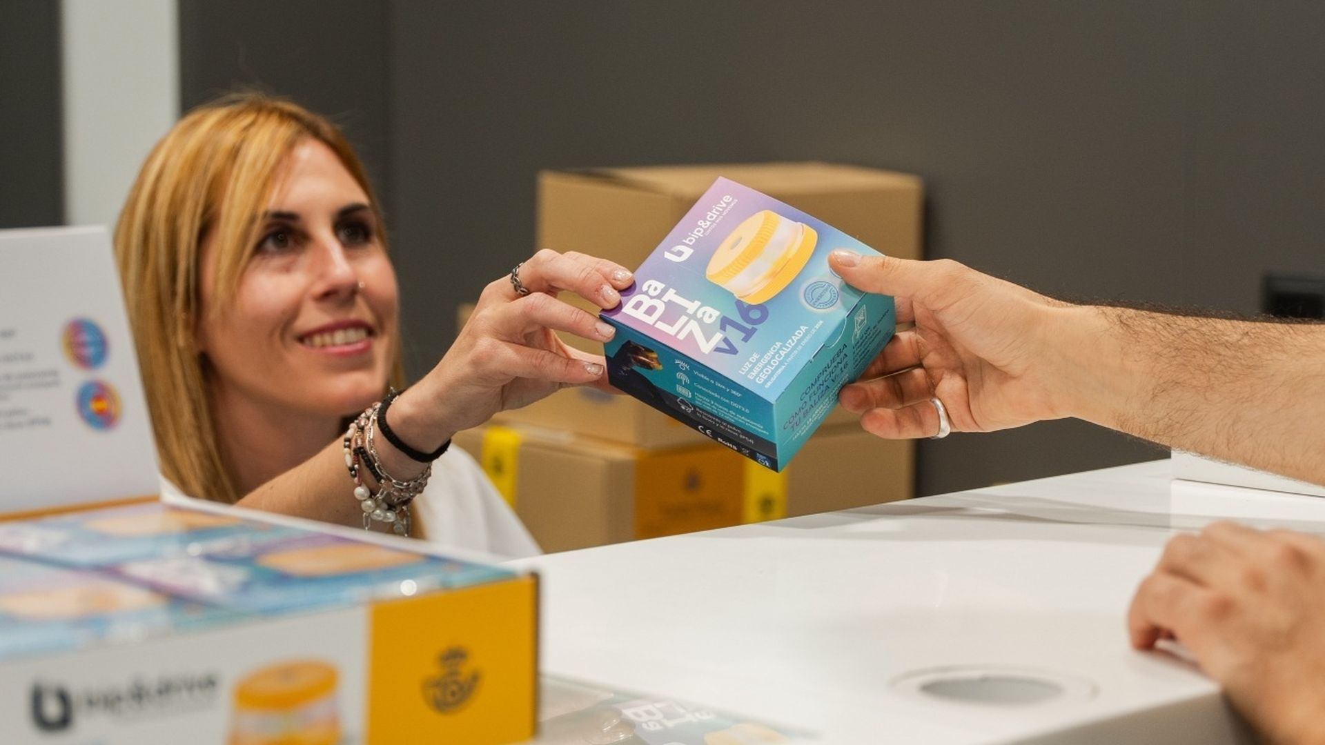 Una persona comprando una baliza V16 en Correos Una persona comprando una baliza V16 en Correos