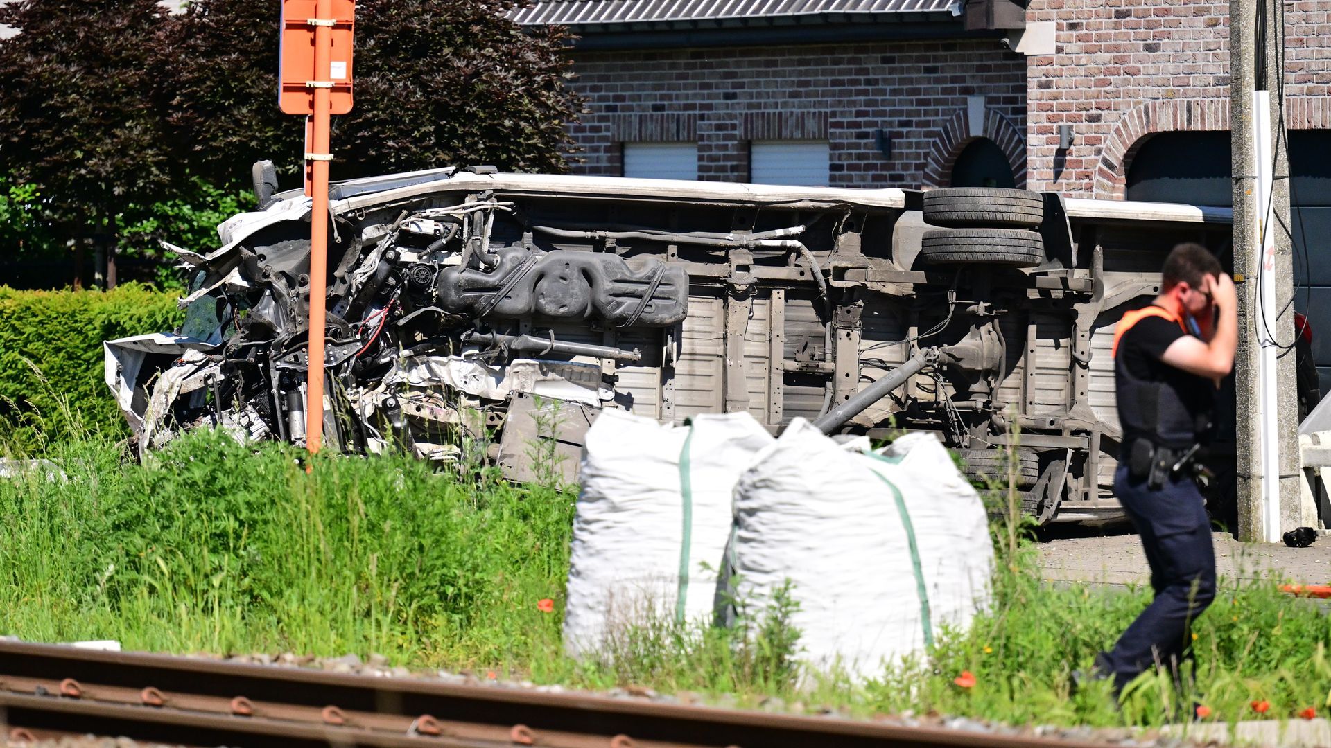 Varios muertos tras colisionar un autobús escolar y un tren en un paso a nivel en Buggenhout, Bélgica Varios muertos tras colisionar un autobús escolar y un tren en un paso a nivel en Buggenhout, Bélgica