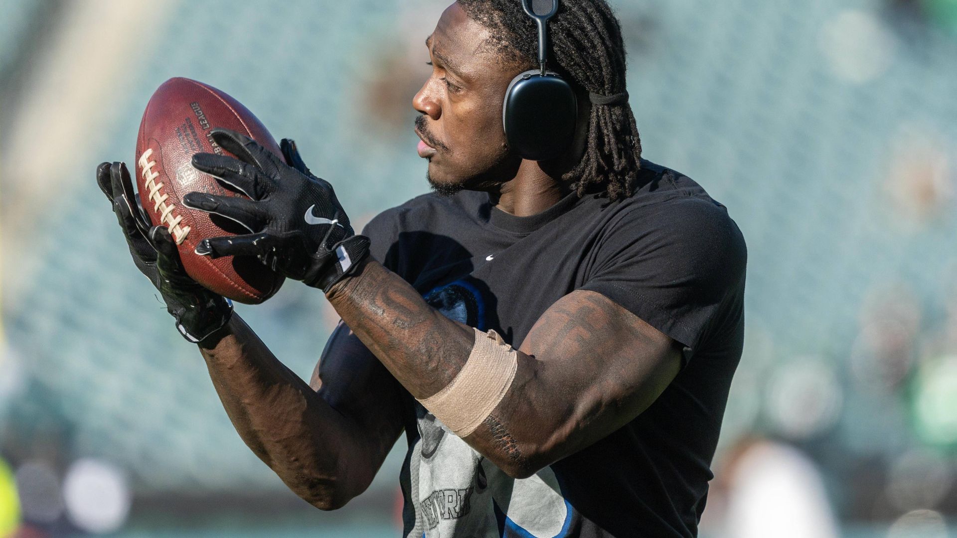 A. J. Brown apunta de entrenamiento en la época de los Eagles A. J. Brown apunta de entrenamiento en la época de los Eagles