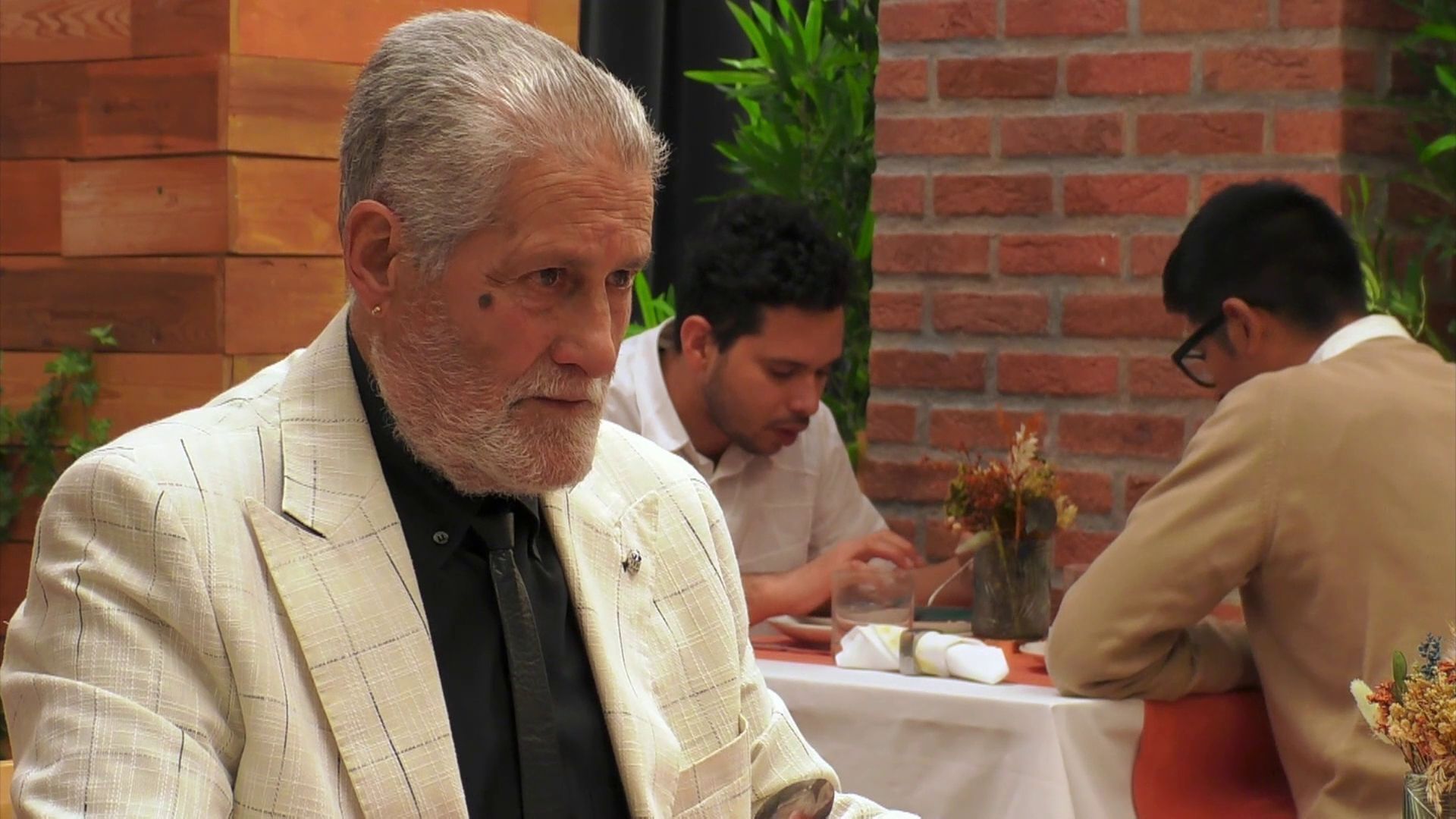 Agustín se niega rotundamente a pagar él solo la cuenta