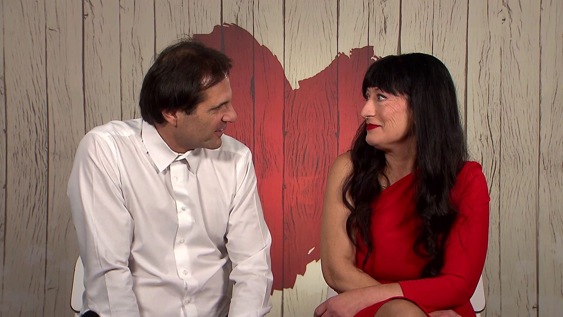 Alberto hace una inesperada promesa a María con la condición de que le dé una segunda cita