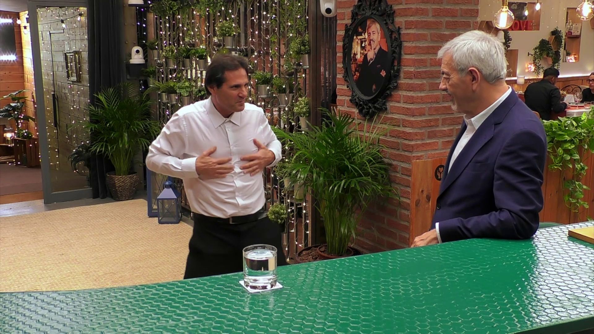Alberto sorprende a Carlos Sobera enseñándole sus pasos de stripper