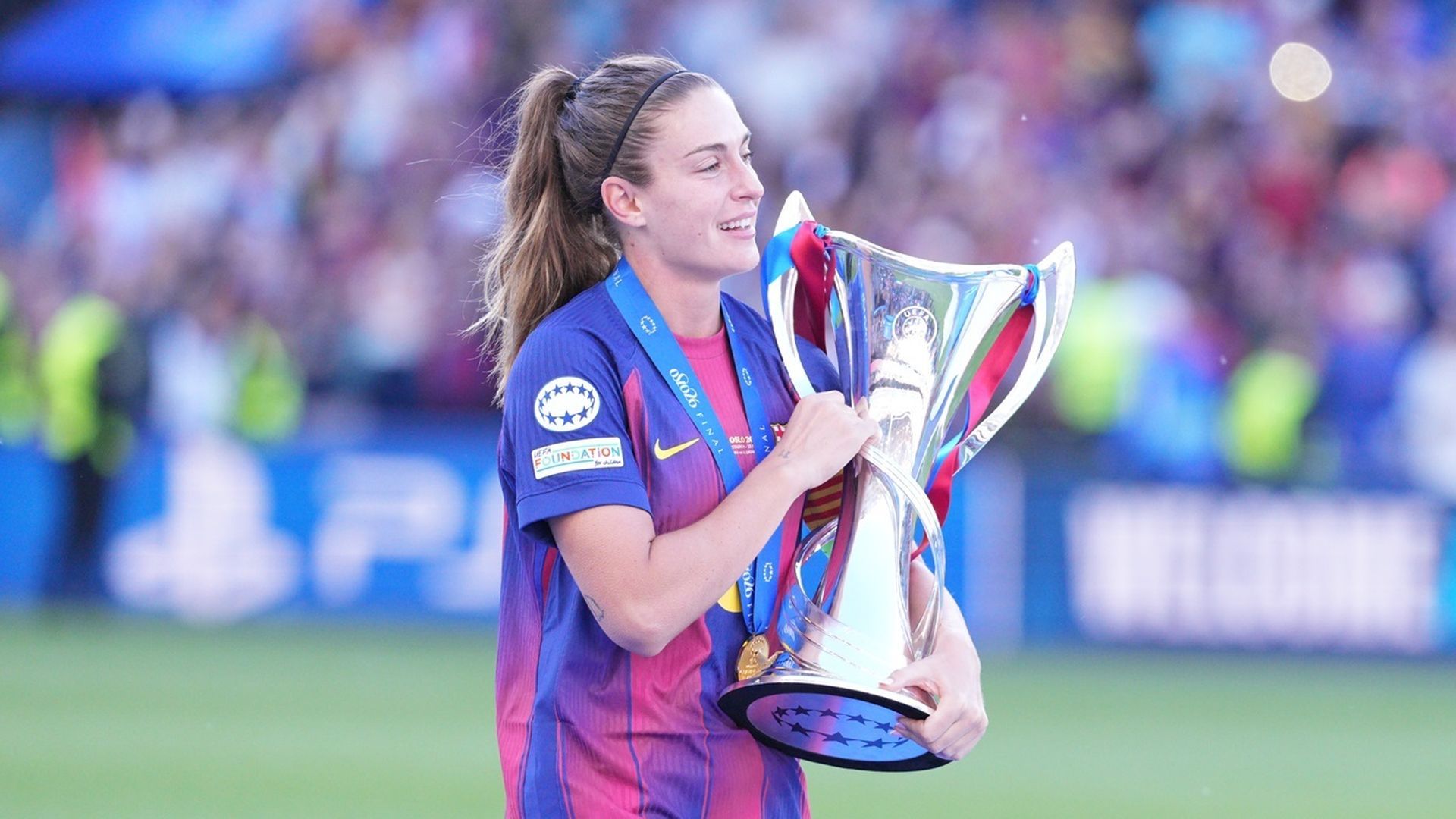 Alexia Putellas con la Champions League femenina conseguida por el FC Barcelona esta temporada