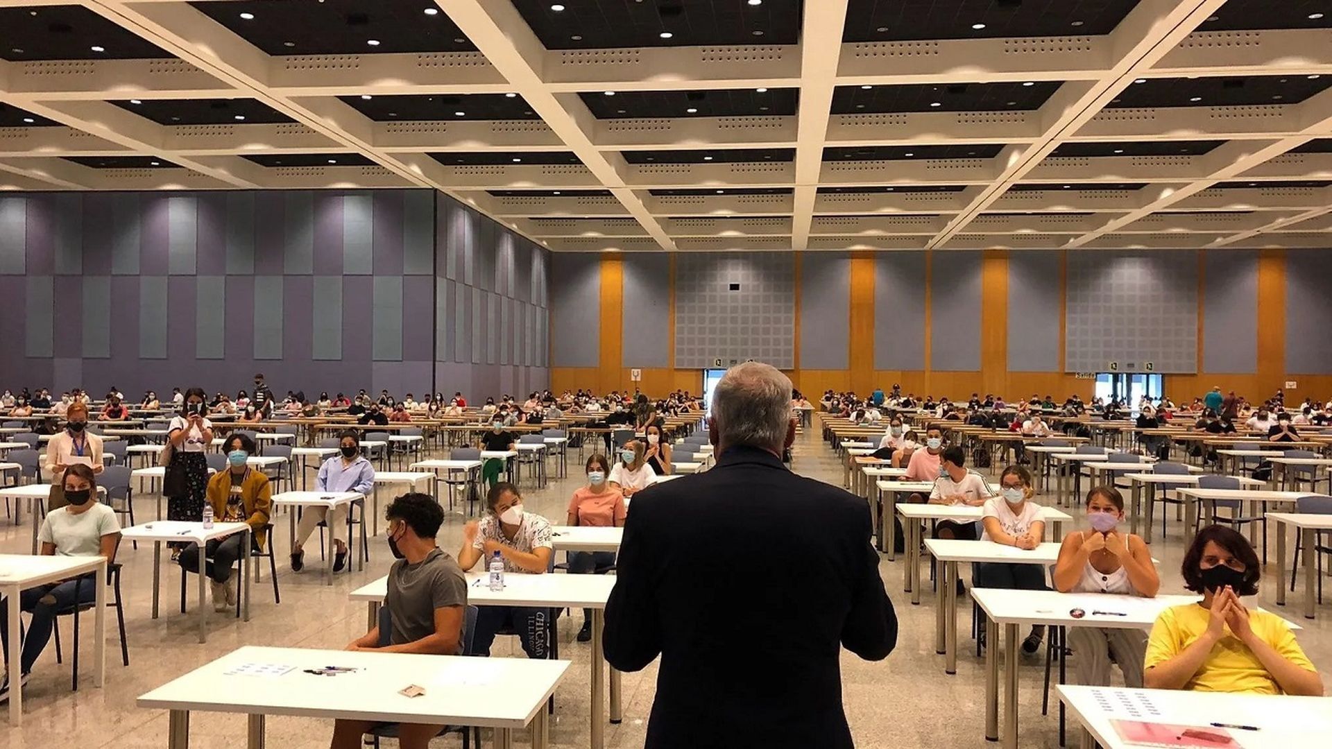 Alumnos preparándose para hacer un examen de la PAU Alumnos preparándose para hacer un examen de la PAU