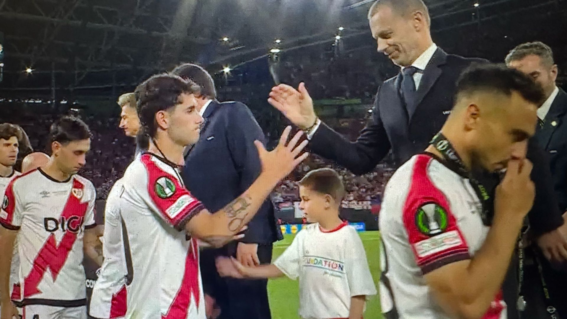 Álvaro García besa la medalla de subcampeón con el Rayo Vallecano