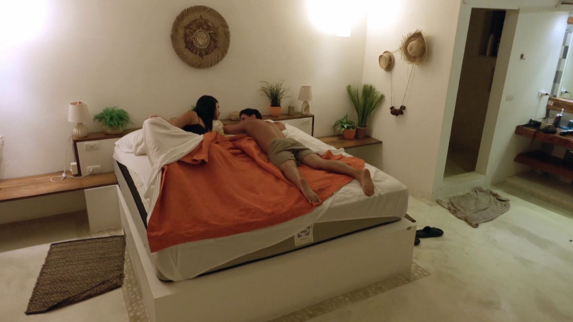 Christian deja entrar a Ainhoa a su habitación y duermen juntos