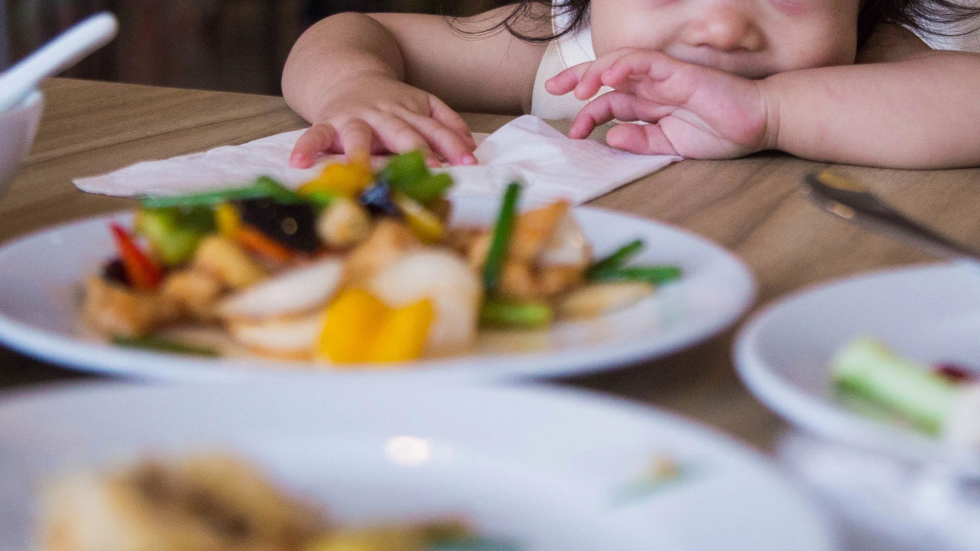 Cobran un suplemento a una mesa con dos bebés en un restaurante de Huelva