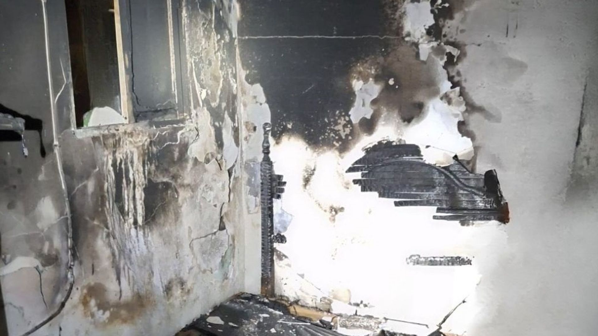 Dos hermanos, de 64 y 68 años, rescatados con quemaduras del interior de un incendio en una casa en Chiclana, Cádiz Dos hermanos, de 64 y 68 años, rescatados con quemaduras del interior de un incendio en una casa en Chiclana, Cádiz