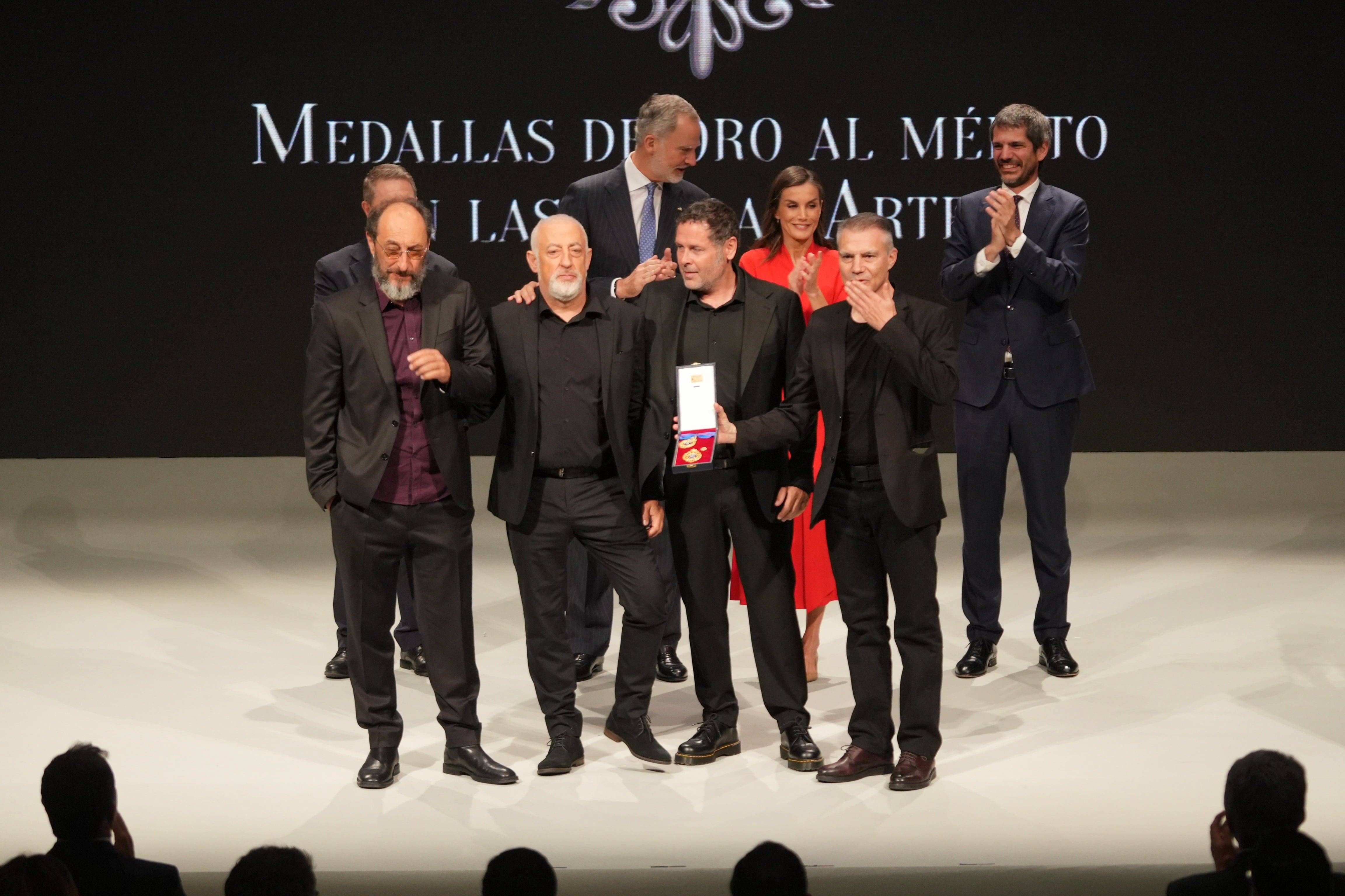 El grupo musical Los Planetas, recogiendo su medalla