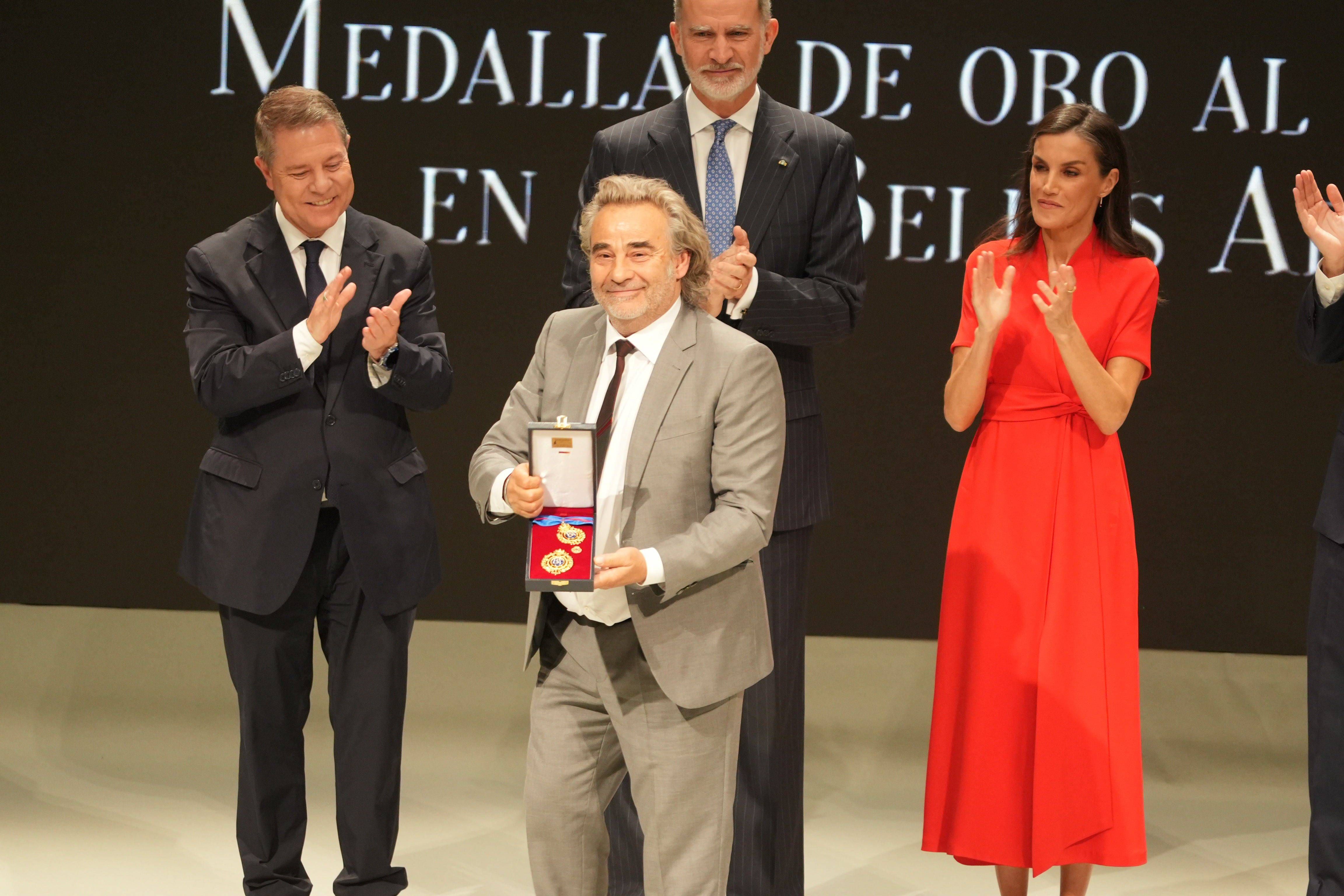 Eduard Fernández, recogiendo su medalla