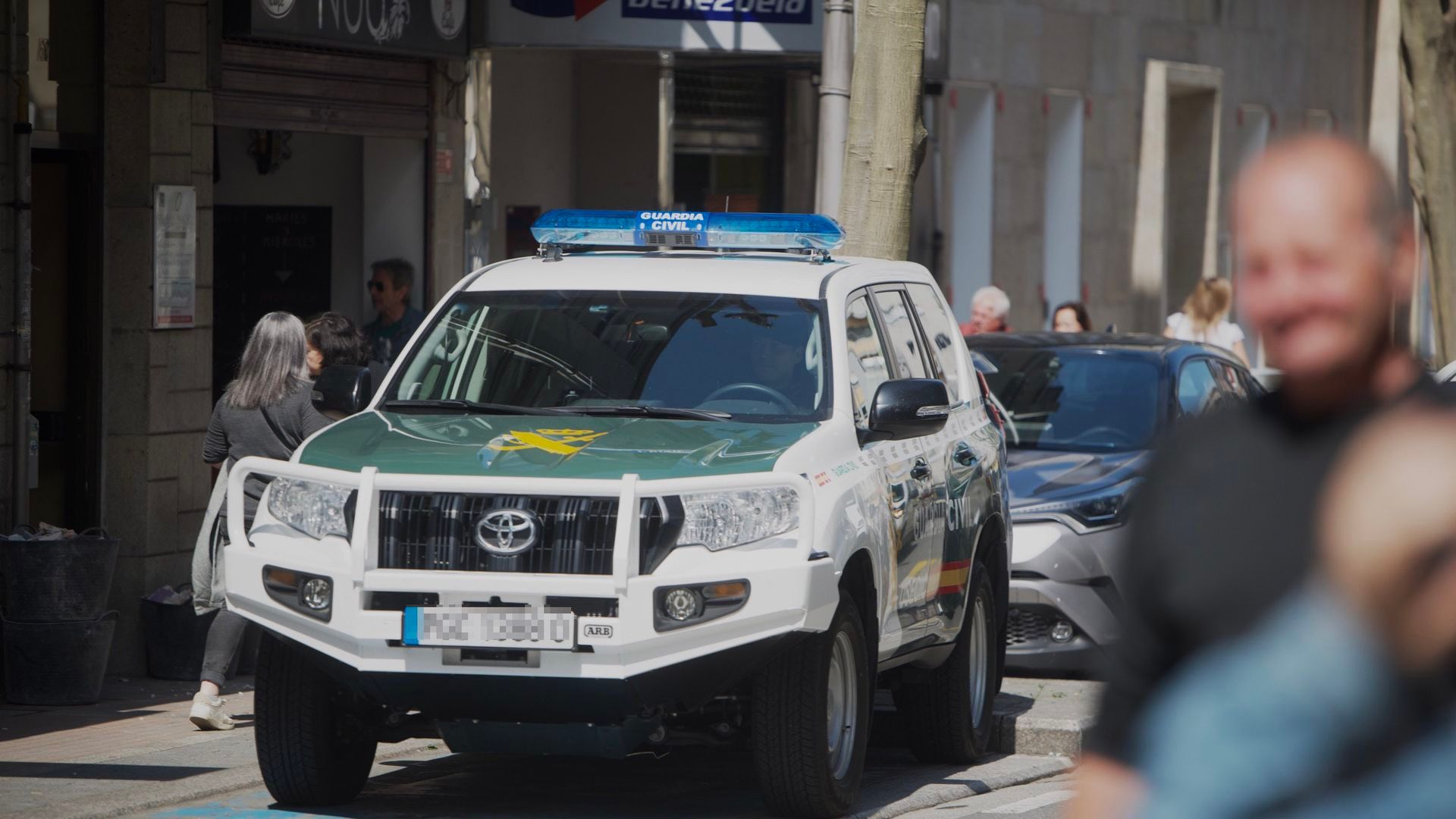 Efectivos de la Guardia Civil en una calle de Orense, durante un eperativo Efectivos de la Guardia Civil en una calle de Orense, durante un eperativo