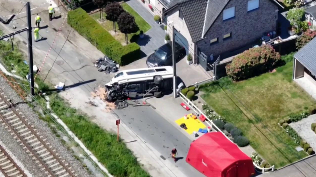 El gran impacto de un minibús contra un tren que ha dejado cuatro muertos en Bélgica