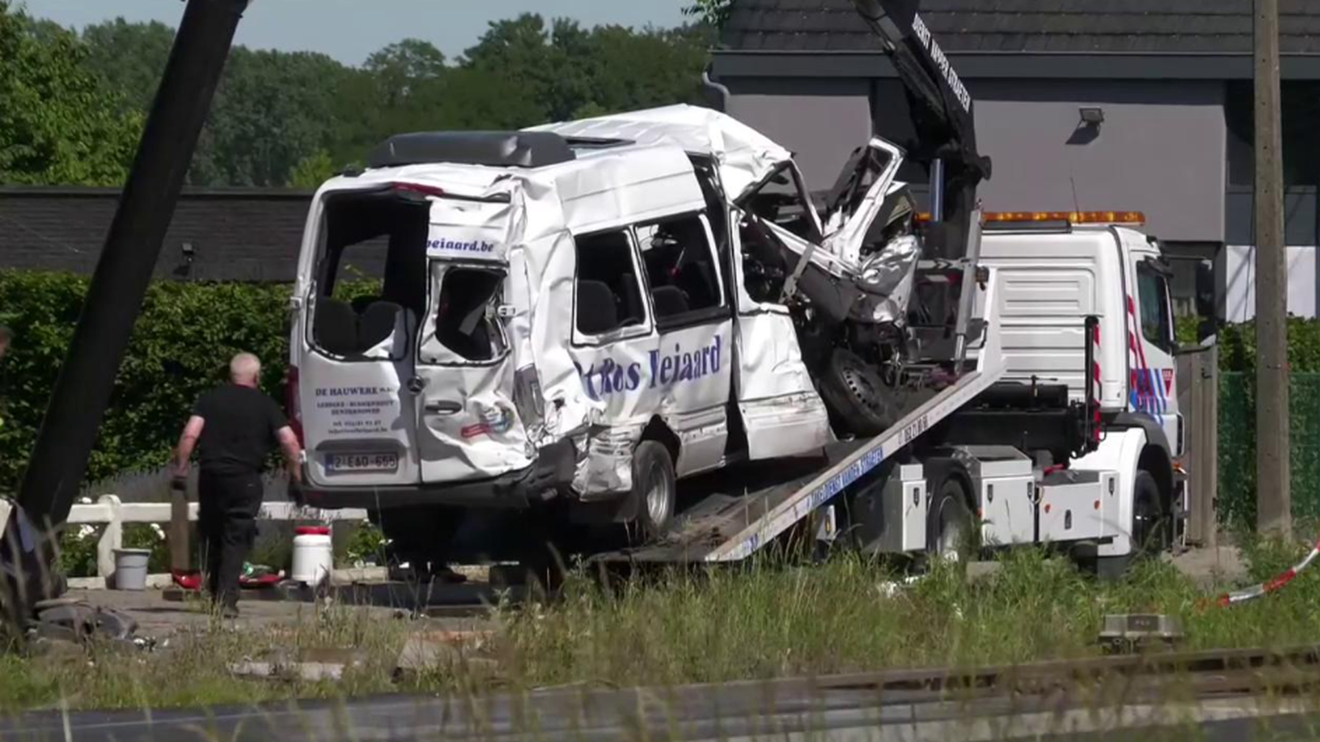 El minibús quedó destrozado al impactar contra un tren en Bélgica