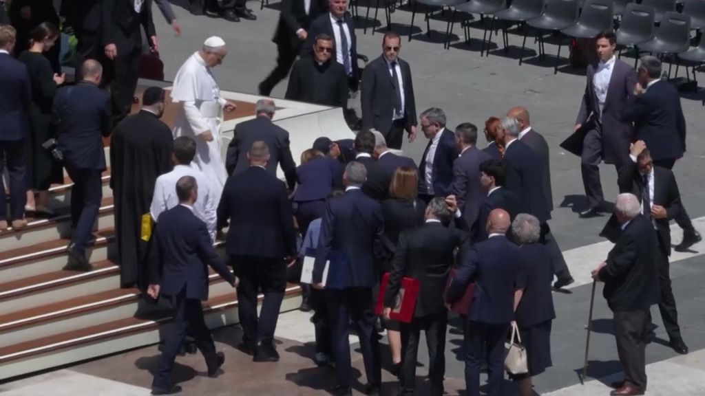 El papa León XIV auxilia a un feligrés que se ha desmayado por el calor mientras esperaba para darle la mano en el Vaticano