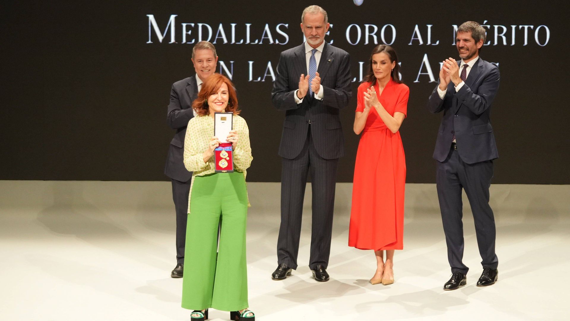 Elvira Lindo, posando con su Medalla de Oro al Mérito en las Bellas Artes, junto a los reyes y las autoridades
