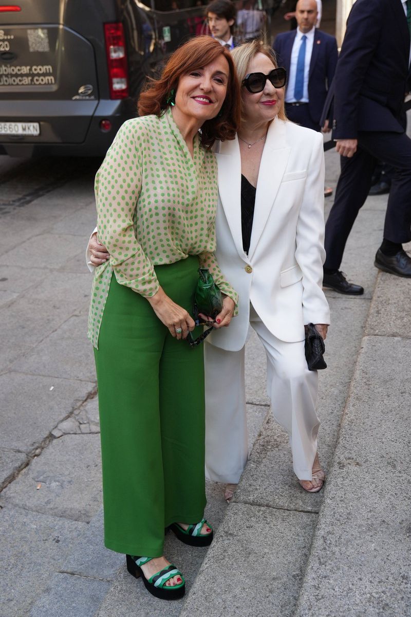 Elvira Lindo y Carmen Machi, a su llegada al acto en el que ambas han sido condecoradas