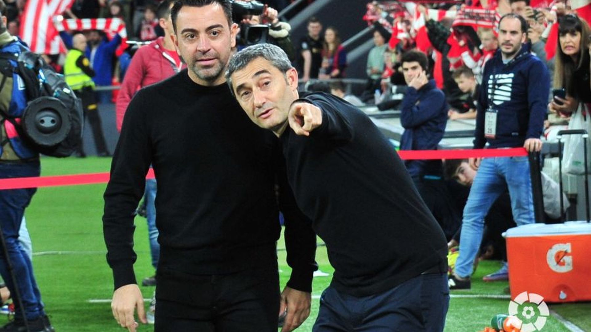 Ernesto Valverde con Xavi en un partido en San Mamés