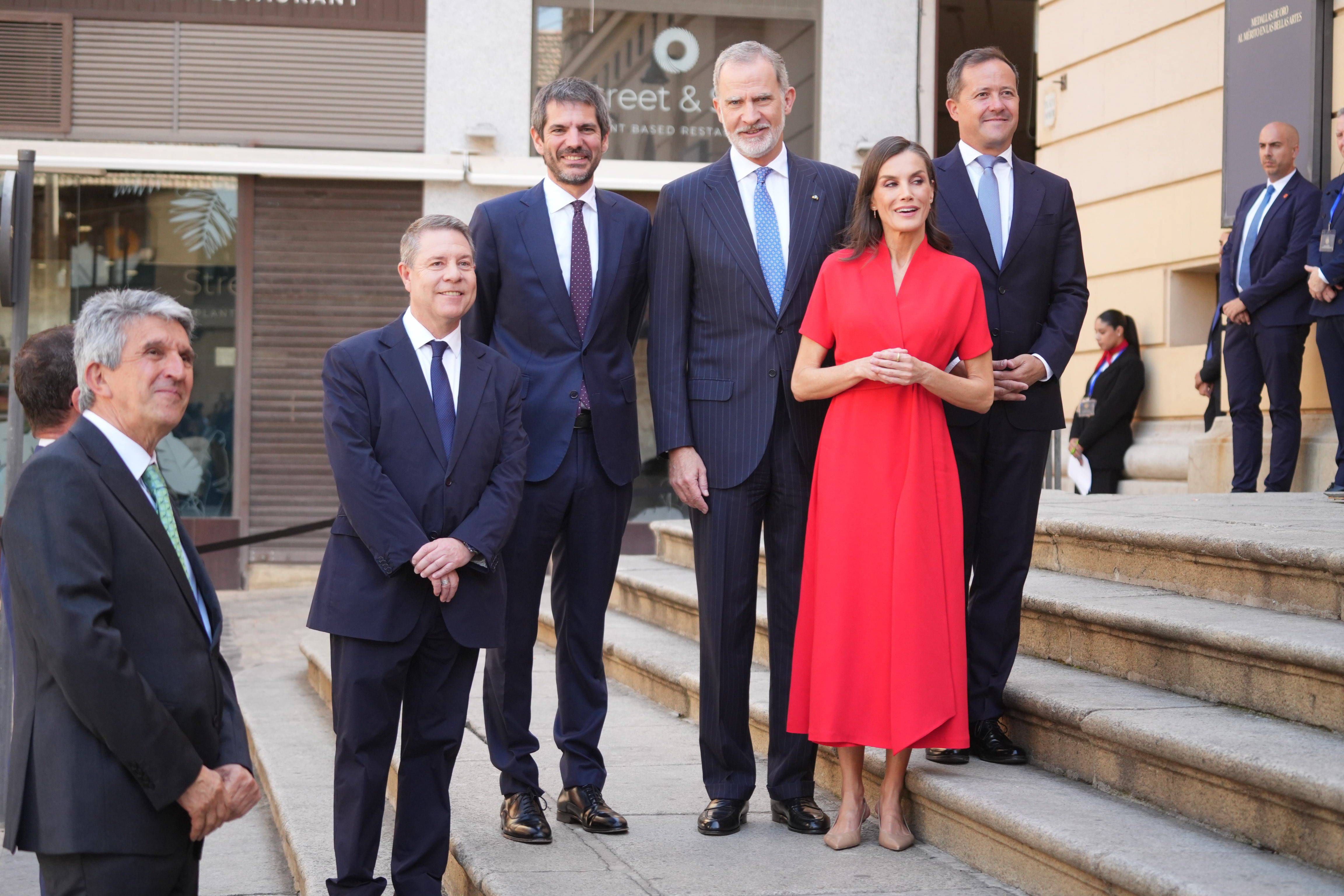 Felipe y Letizia, el presidente de Castilla-La Mancha, Emiliano García-Page, y el alcalde de Toledo, Carlos Velázquez Romo