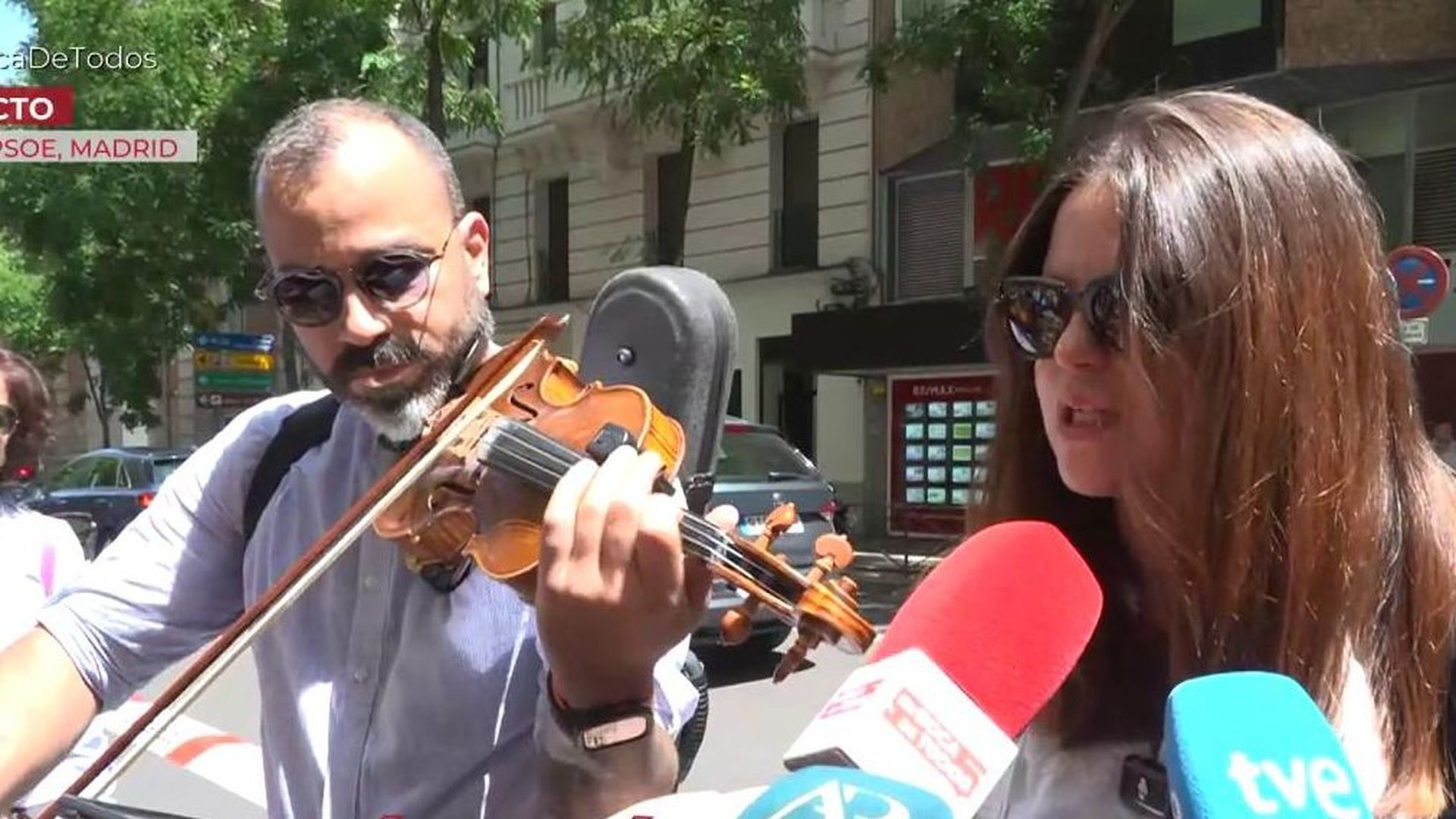 ‘HazteOir’ toca la canción del hundimiento del Titanic en las puertas de Ferraz
