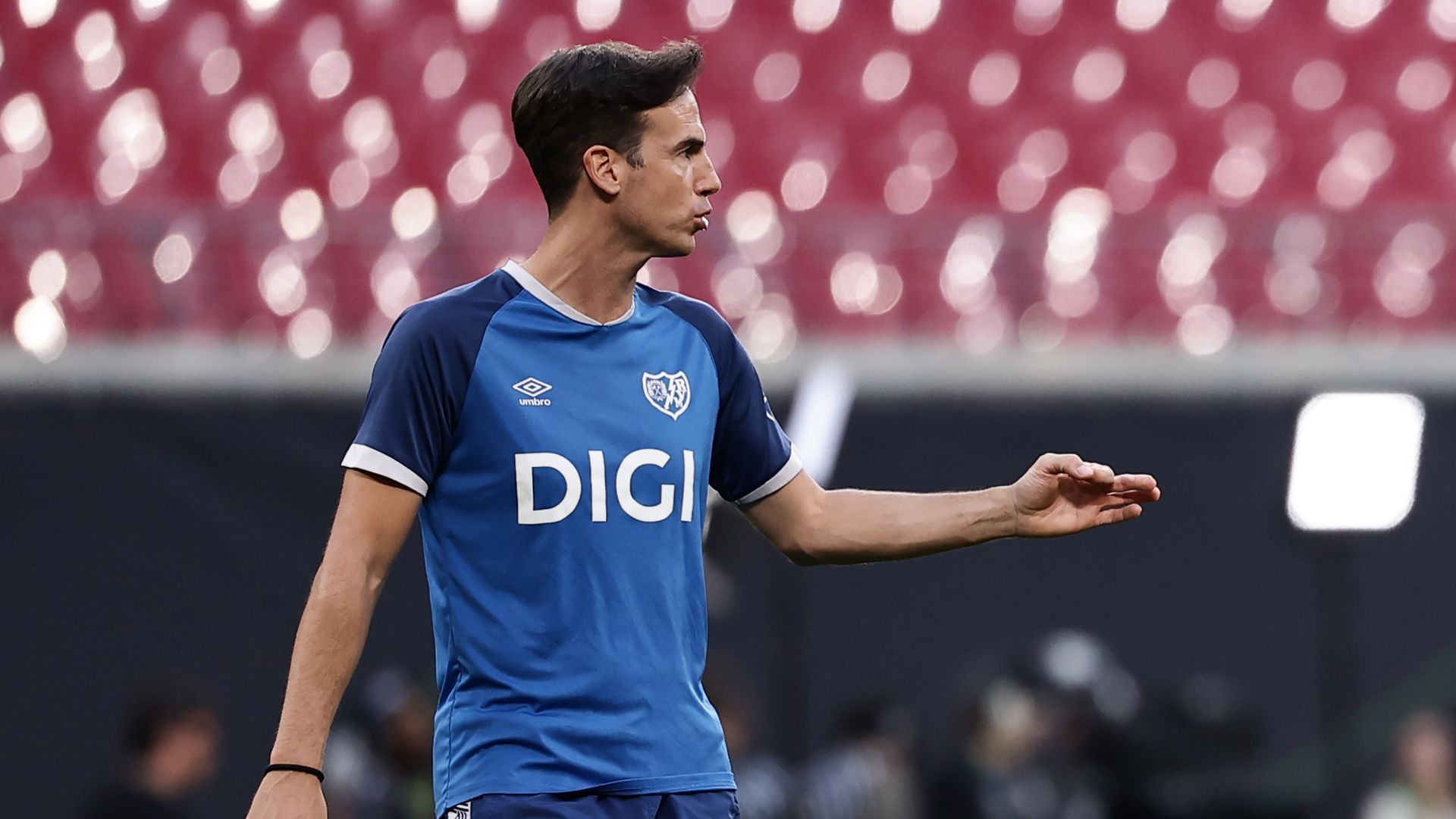 Iñigo Pérez, durante un entrenamiento con el Rayo antes de la final. Iñigo Pérez, durante un entrenamiento con el Rayo antes de la final.