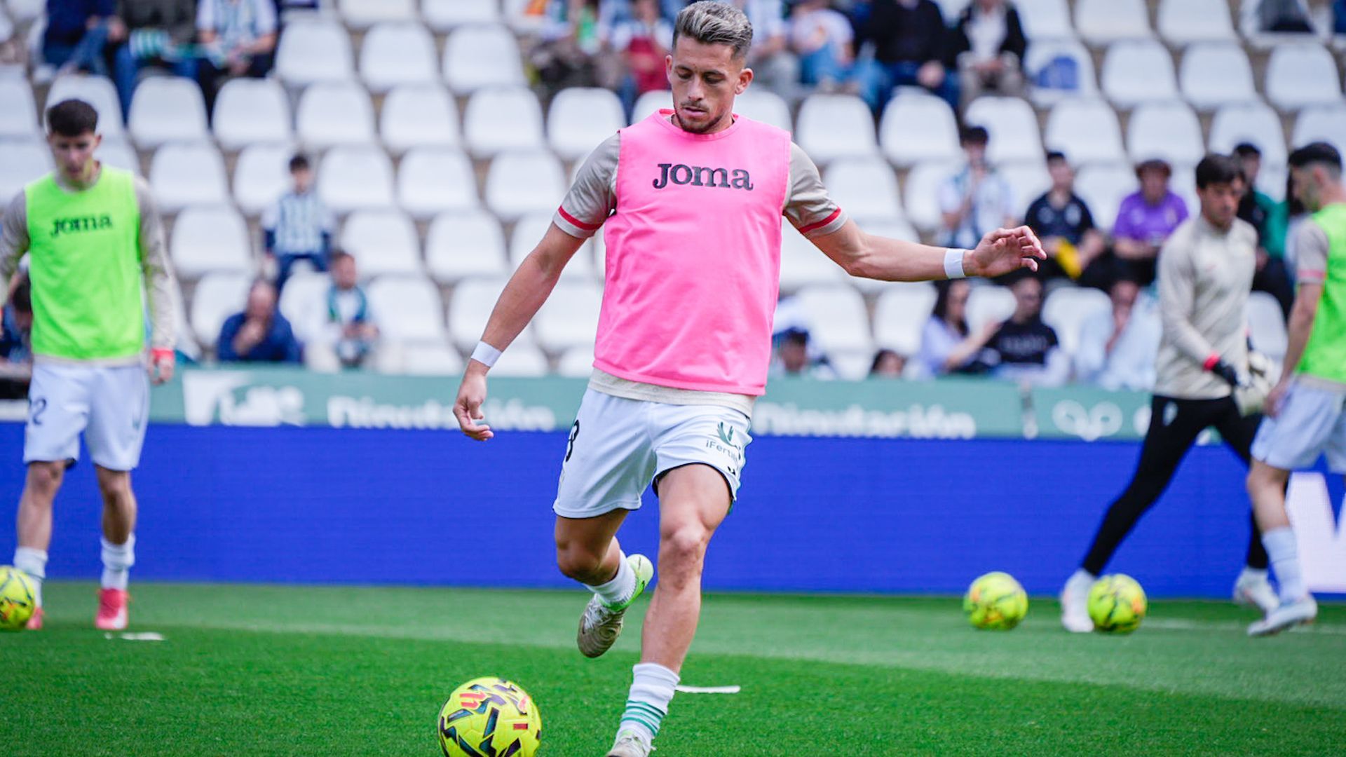 Isma Ruiz calienta con el Córdoba CF