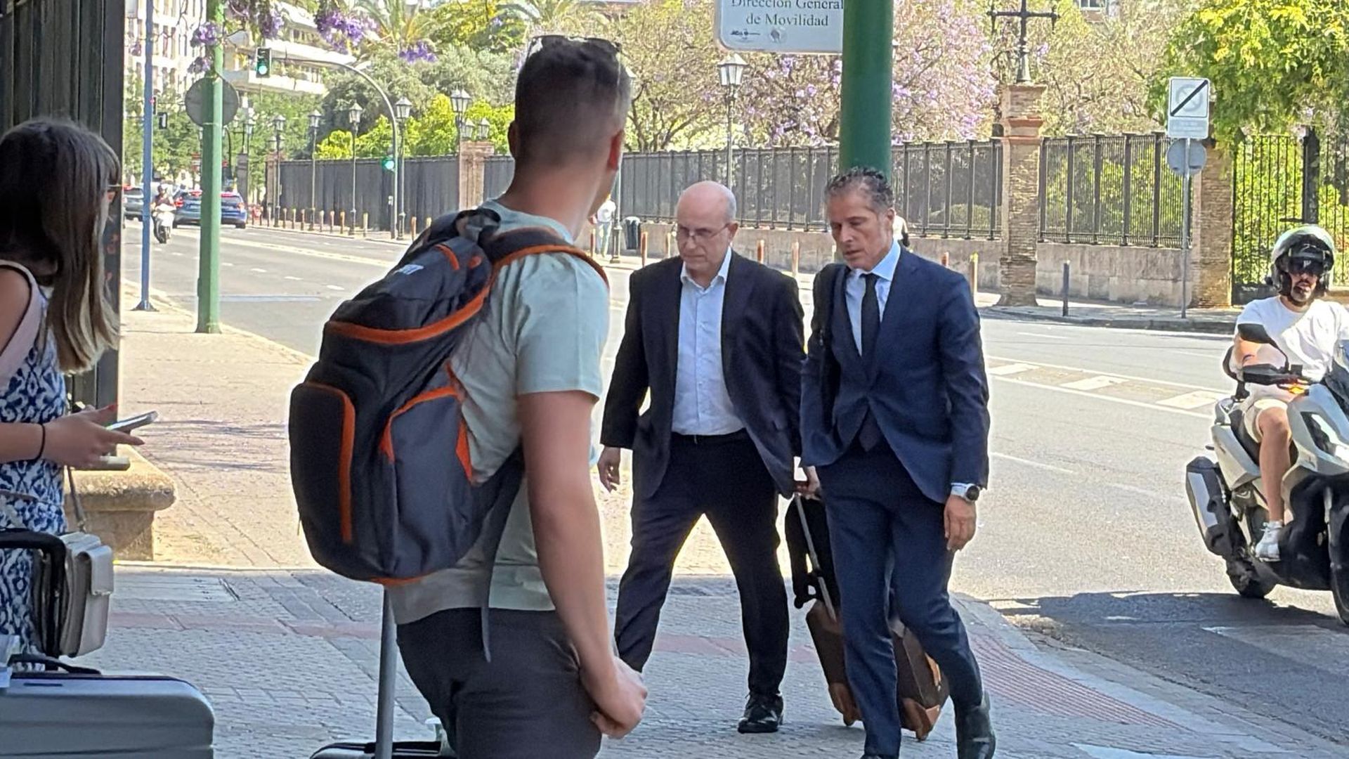 Julio Senn, abogado de Sergio Ramos llega a la reunión para comprar el Sevilla