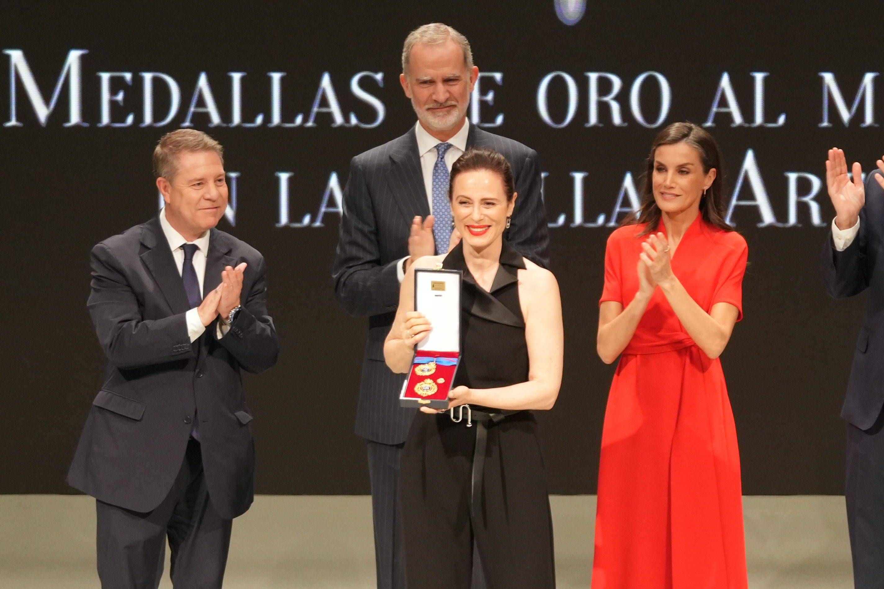 La actriz Aitana Sánchez-Gijón, recogiendo su medalla