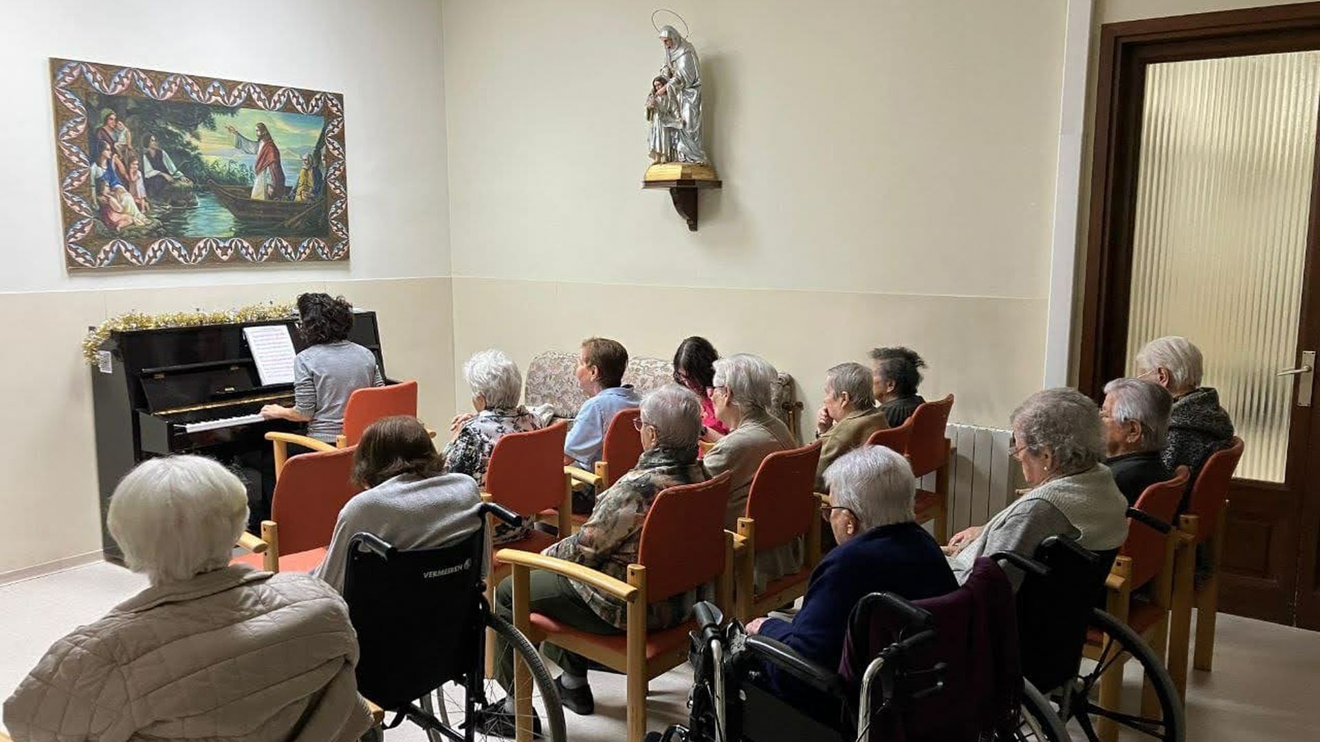 La asociación ha distribuido 90 pianos en cinco años